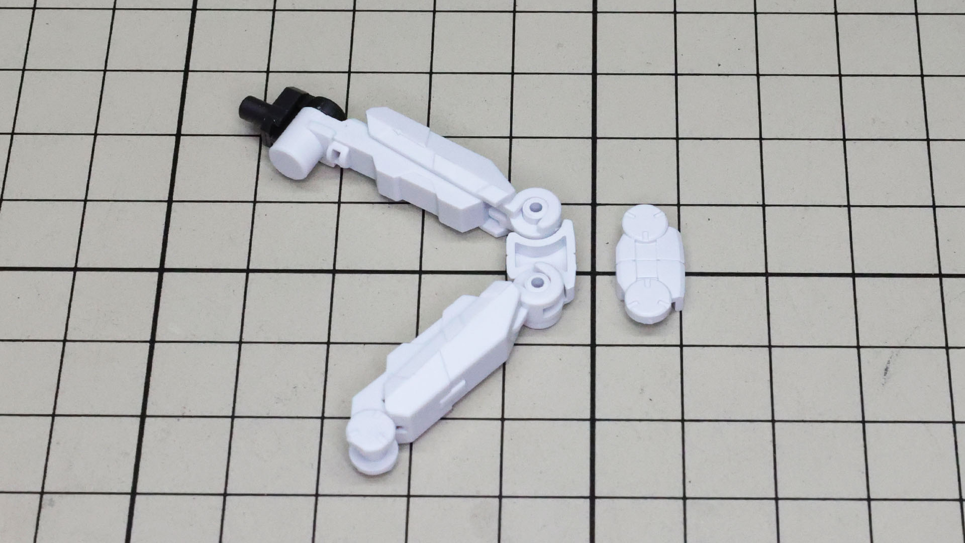 アームを組んでいきます。中ほどに二重関節を持ち、腕先のツメを自由に動かせます