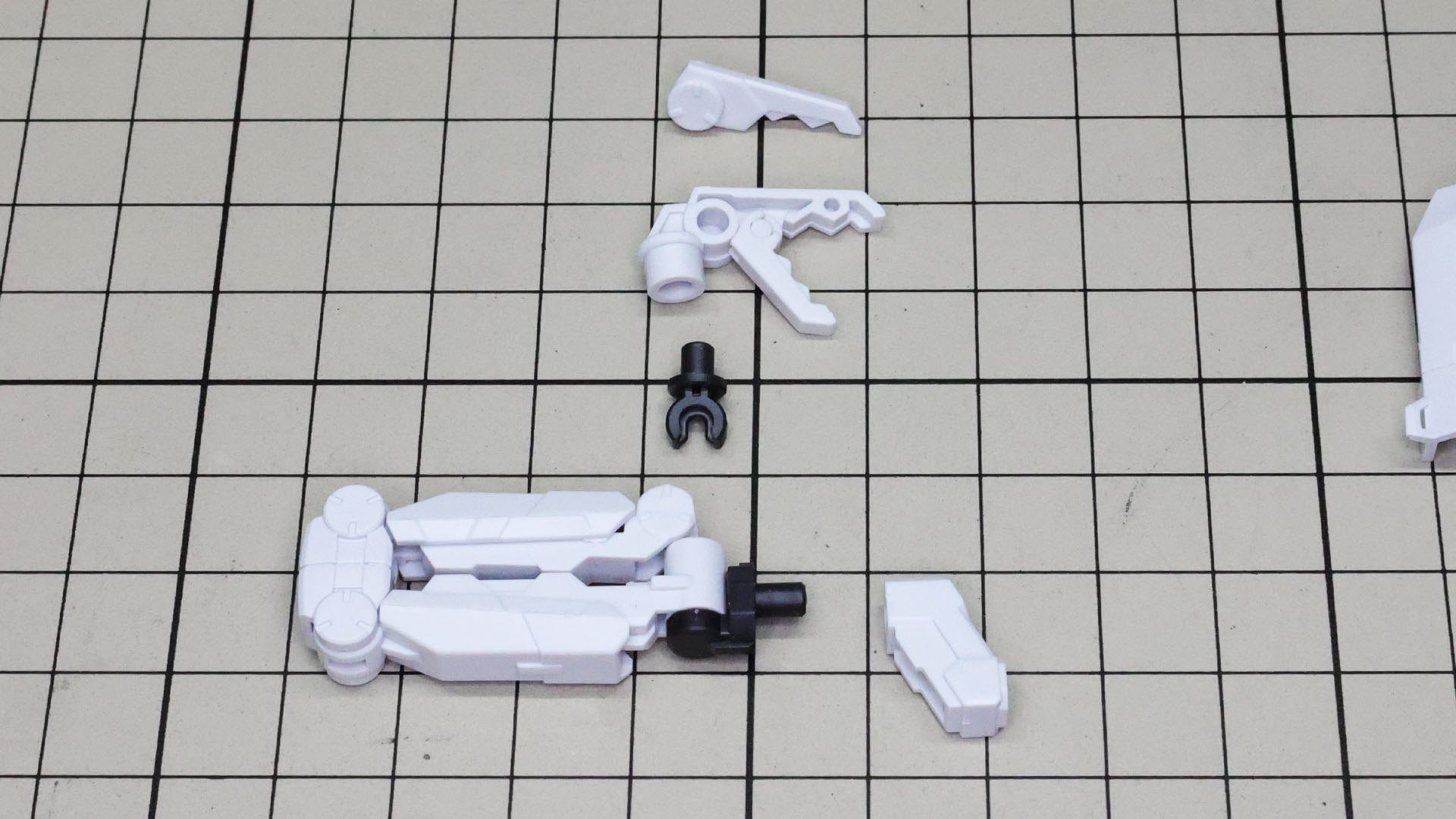 アームのツメと接続部を組み付けて完成です