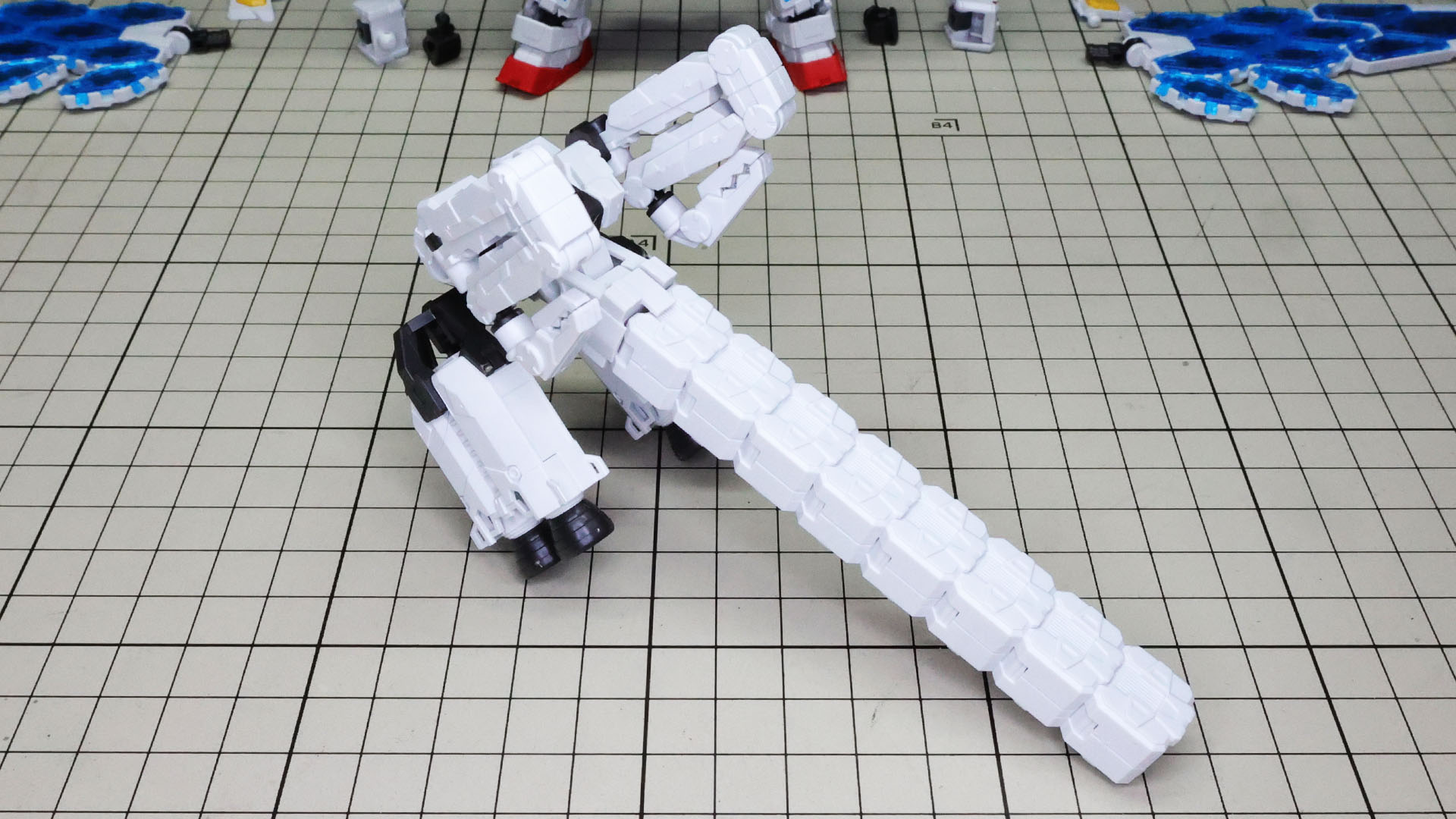 コンテナはガンダム本体を支える設置アームにもなります