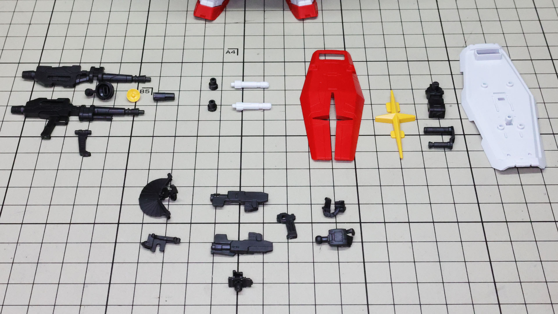 上左がビーム・ライフル、上中がビーム・サーベル、上右がシールド、下がビーム溶接ガンのパーツ群です