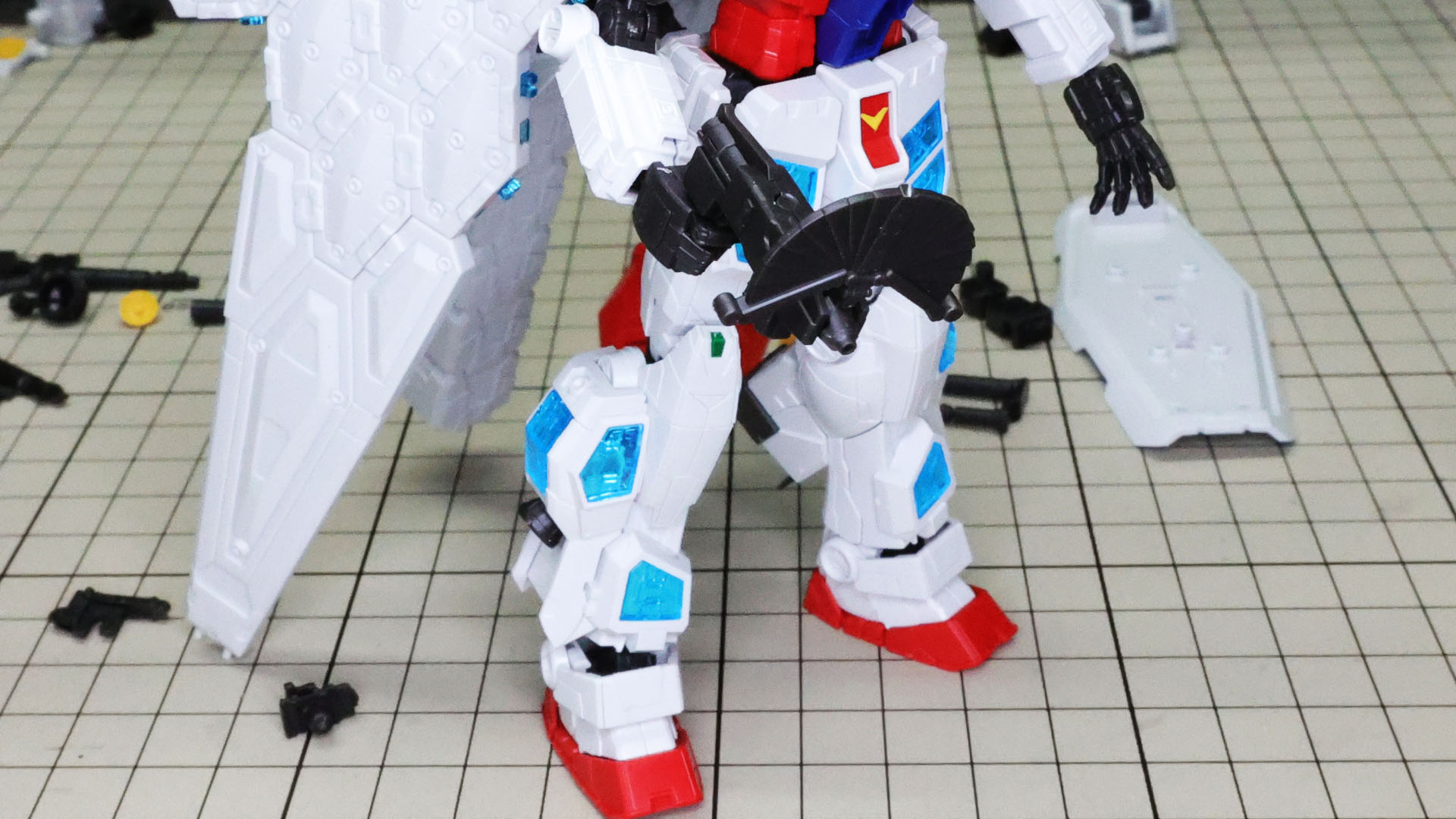 先端が扇状に展開した使用時状態はビーム・ライフル用のハンドを使います