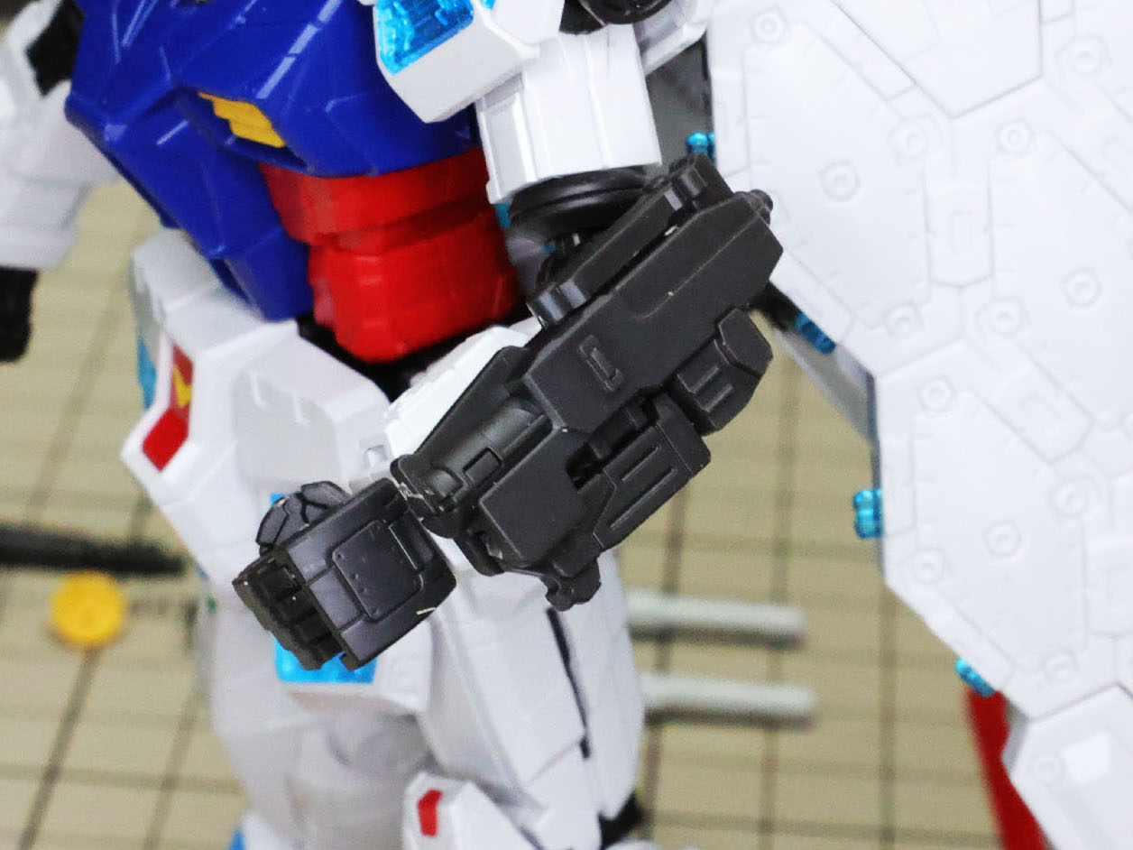 パーツを差し替えて収納状態にしたものは前腕の軸穴に接続できます