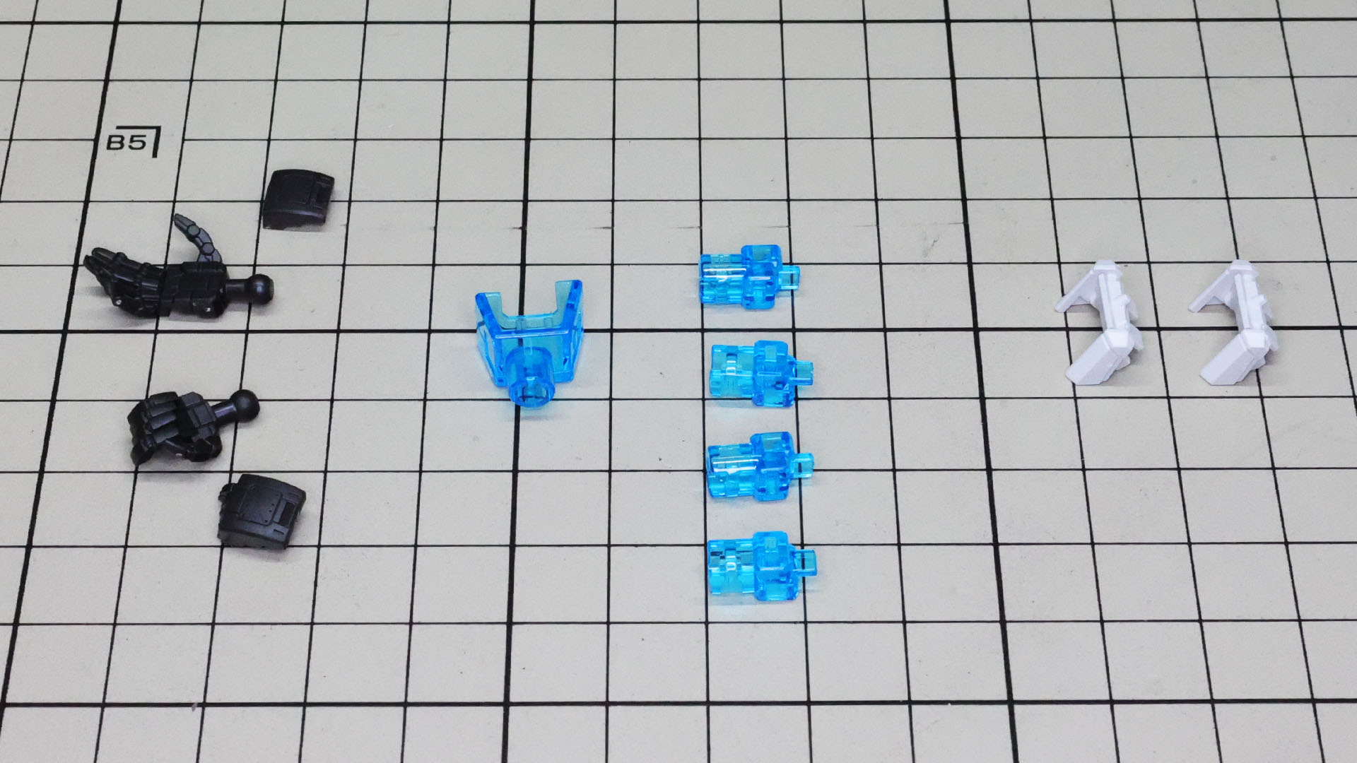 左が実物大ガンダム像のハンド、中央がバックパック等の単独展示用ジョイント、右が実物大ガンダム像再現のための肩先パーツ