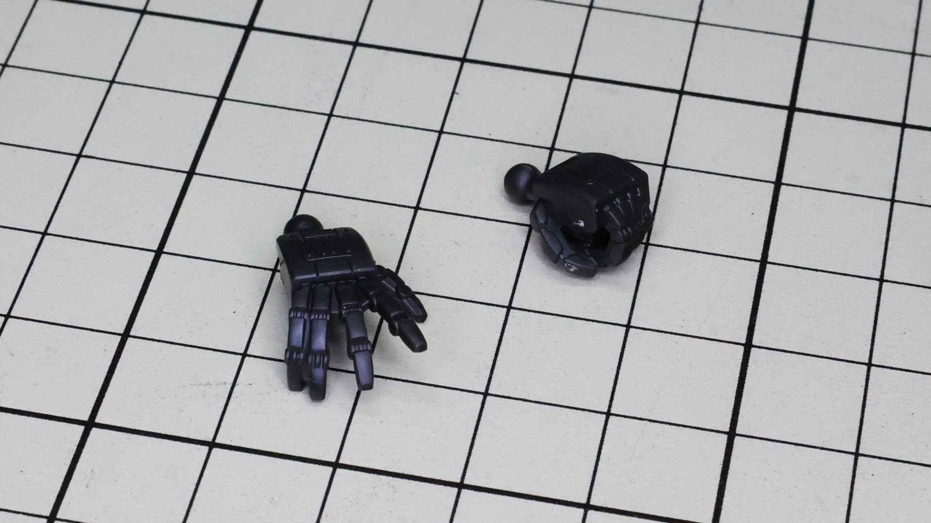 印象的な実物大ガンダム像のハンドが付属しているのがうれしい！