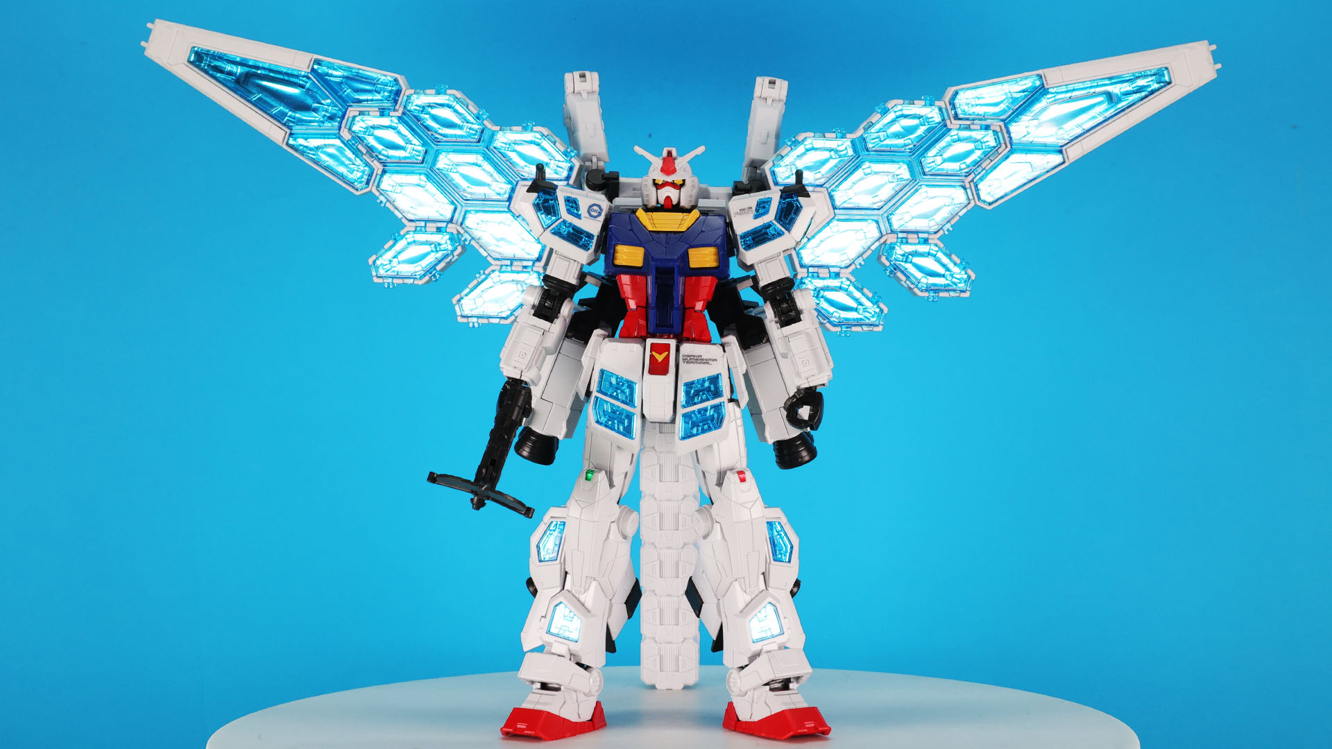 巨大なソーラーパネル部は光を集めガンダムの動力源となる