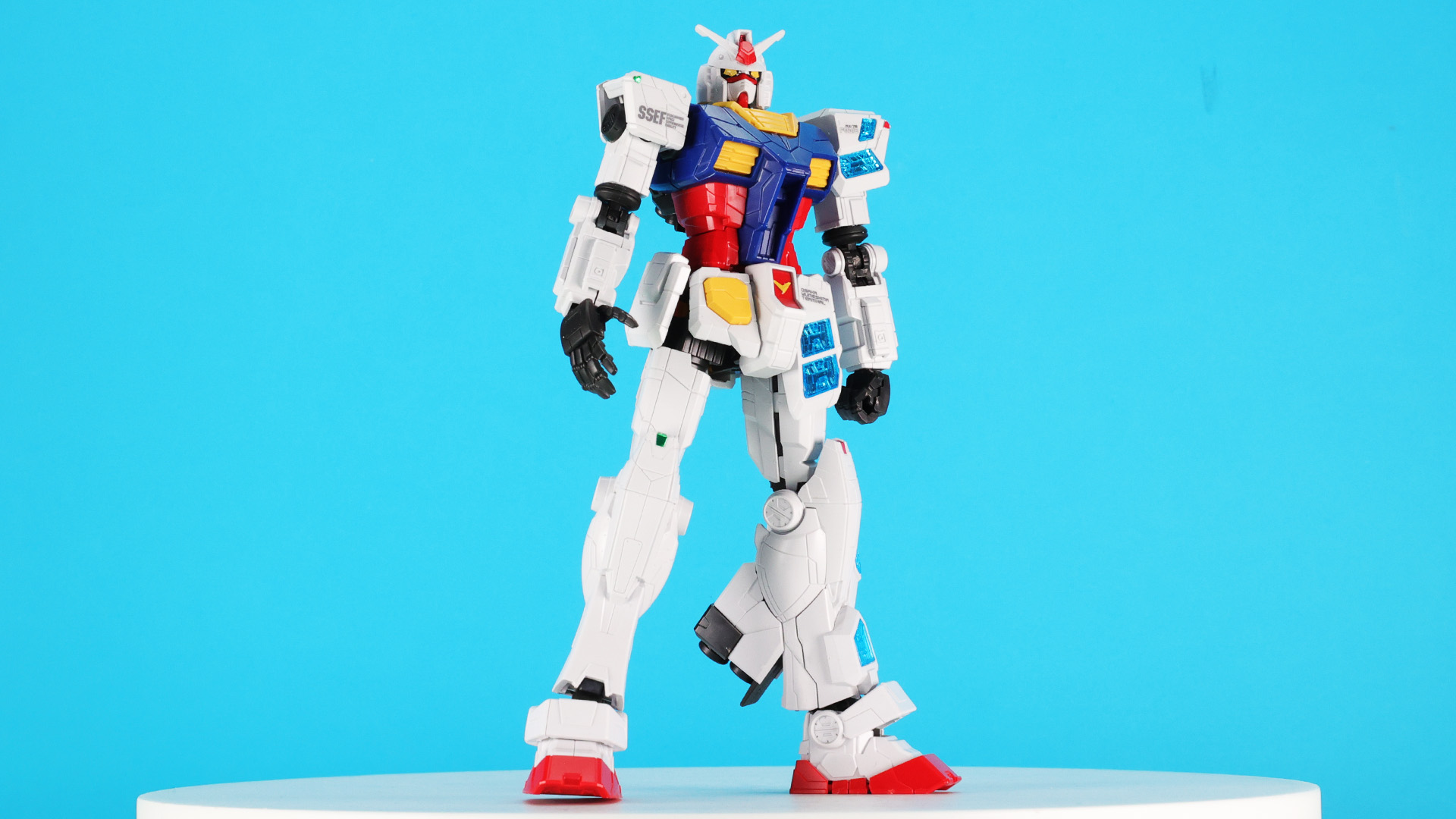 実物大ガンダム像は一部の増加装備が施されていない状態になっています