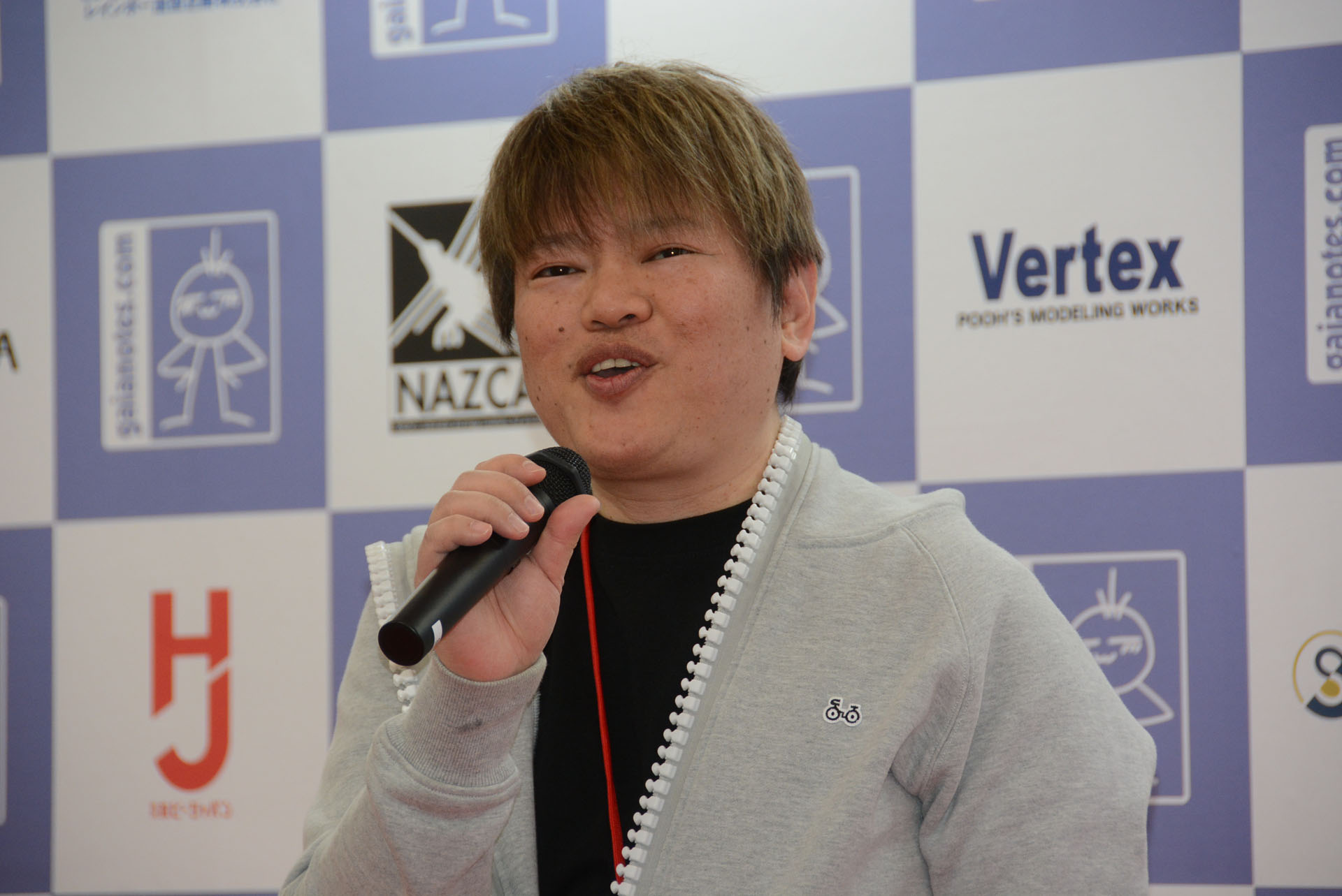 挨拶するガイアノーツ代表取締役の鈴木憲氏