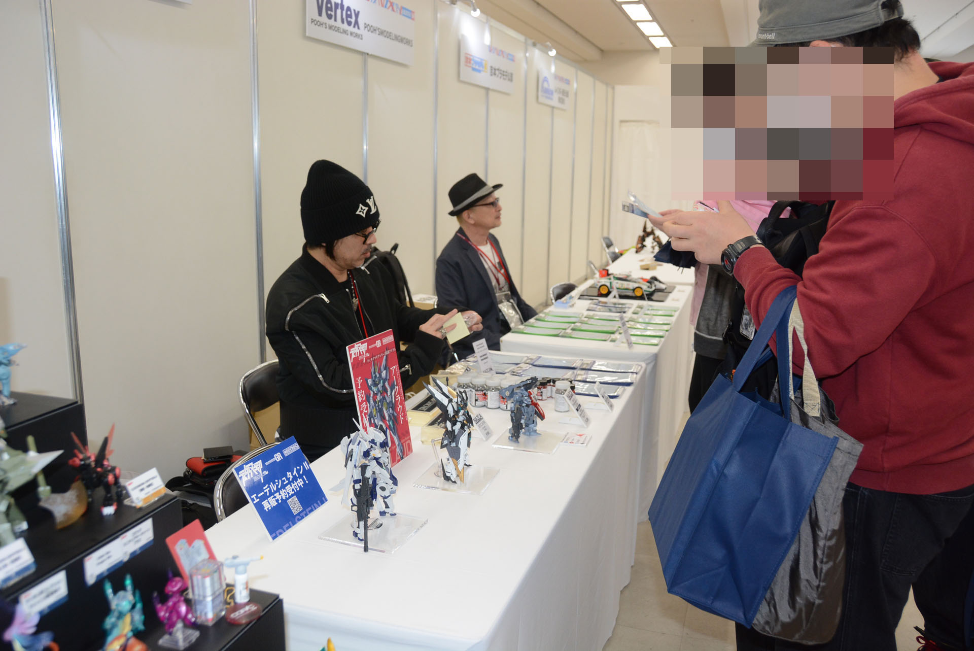 プロモデラーNAOKI氏のブランド「NAZCA」ブースはファンが多く訪れ、言葉を交わしていた
