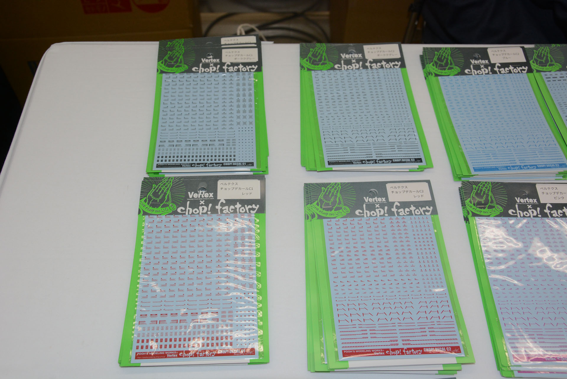 カーボンの質感を再現できるシールも