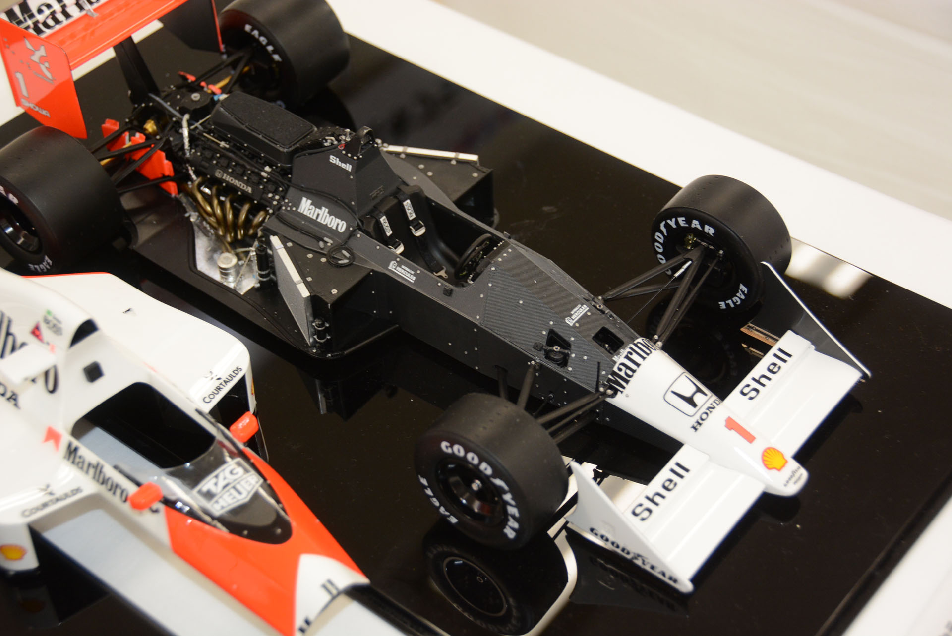 カーボンの質感を再現できるシールも