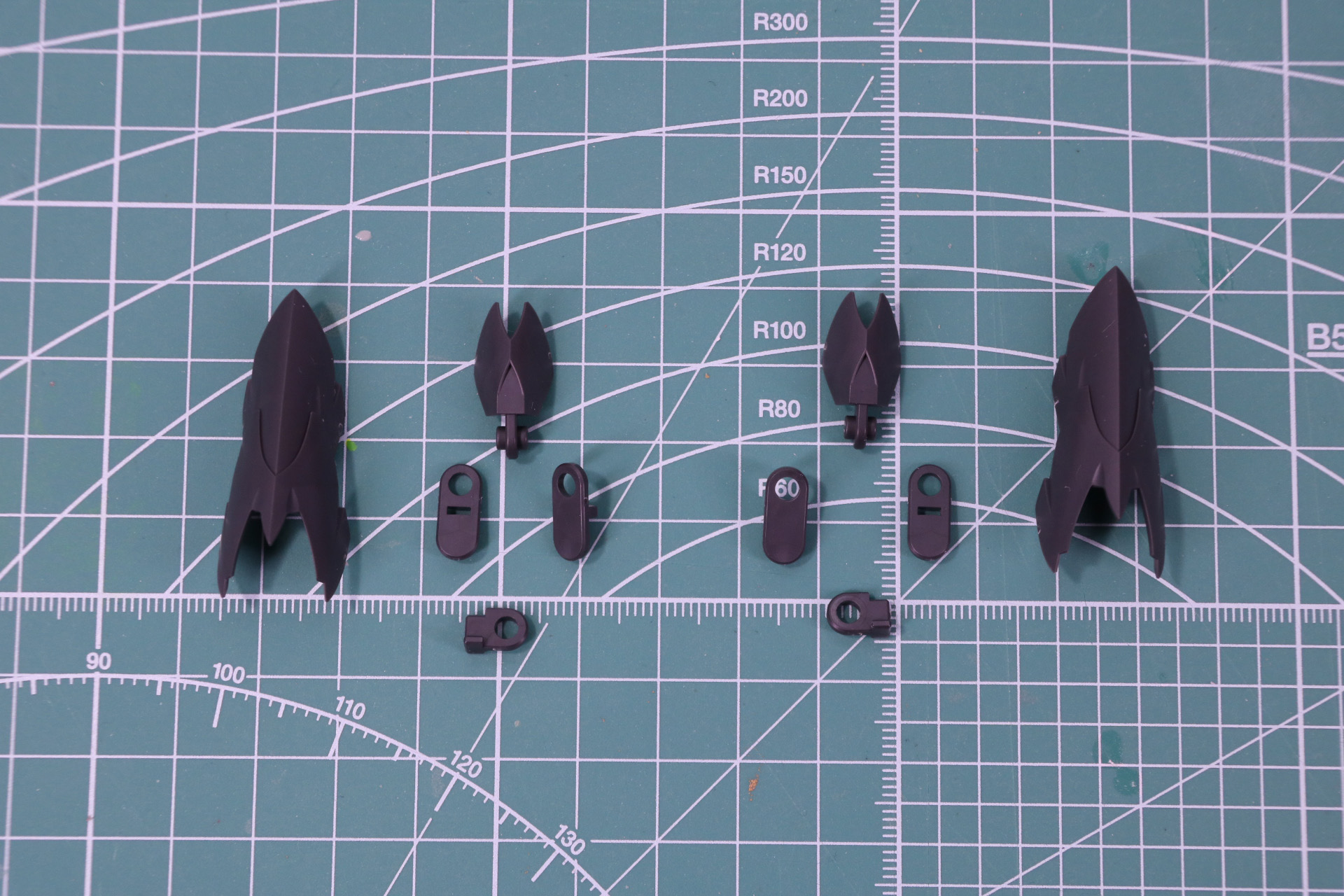 肩アーマーの組み立て