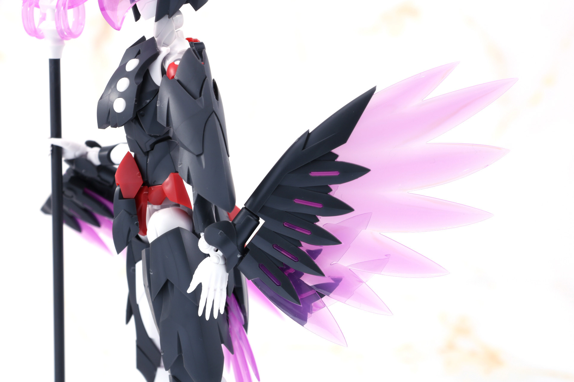 手首に備えた翼。クリアーパープルの羽は迫力あるサイズで大きな袖にも見える