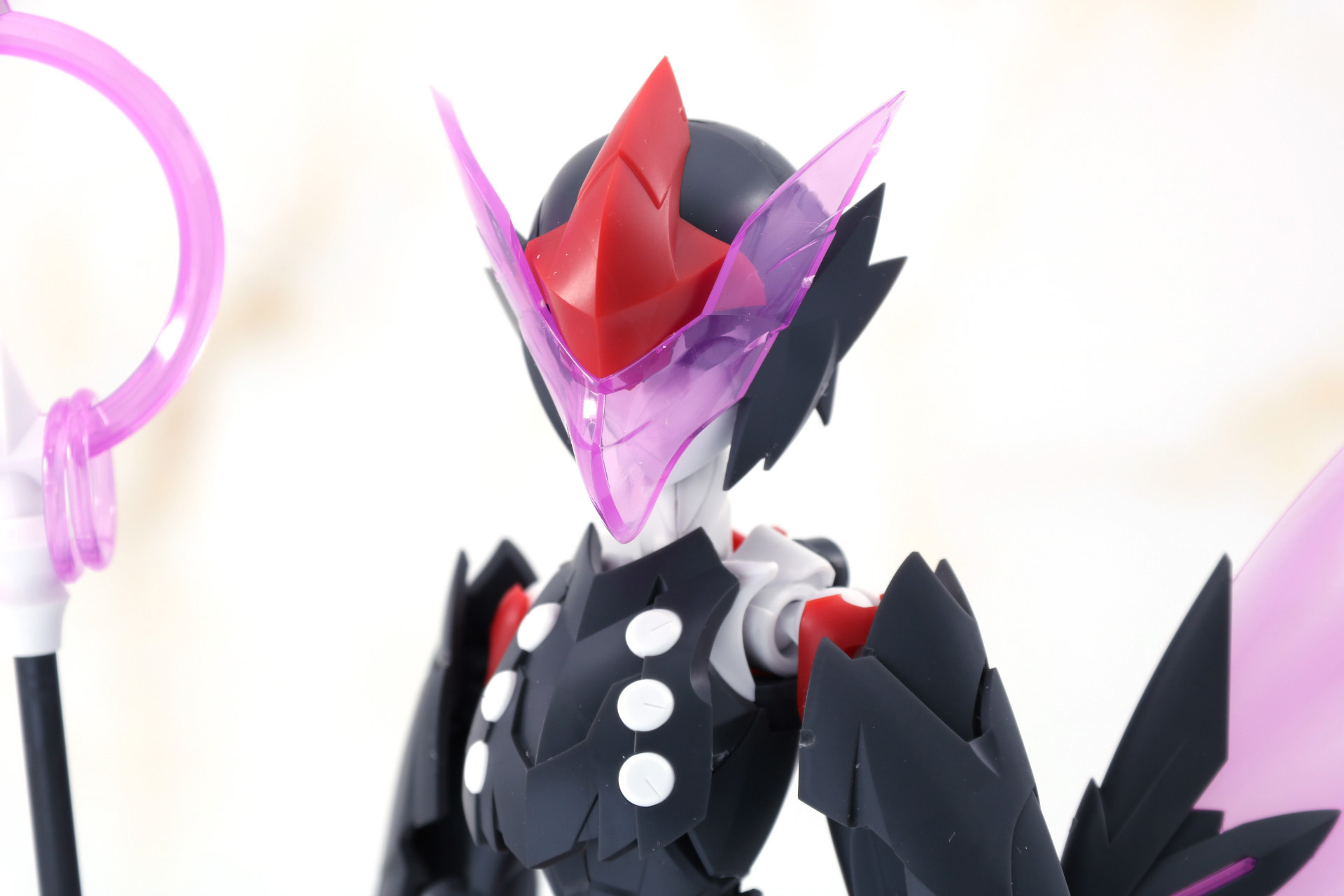 バイザーは嘴のようでシャープな雰囲気に