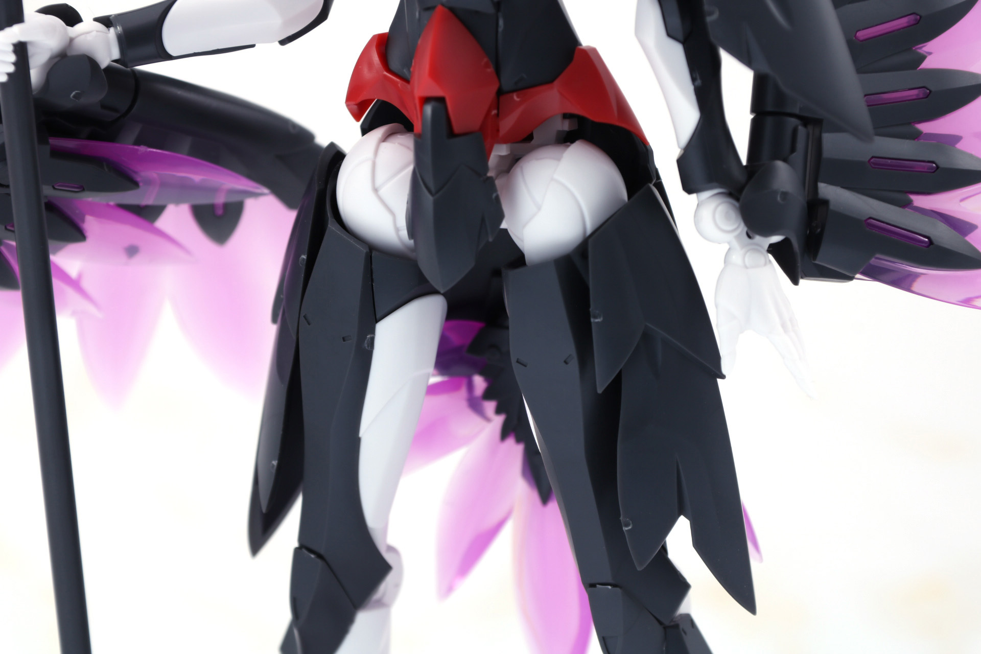 腰回り。太ももの側面アーマーは羽のような造形