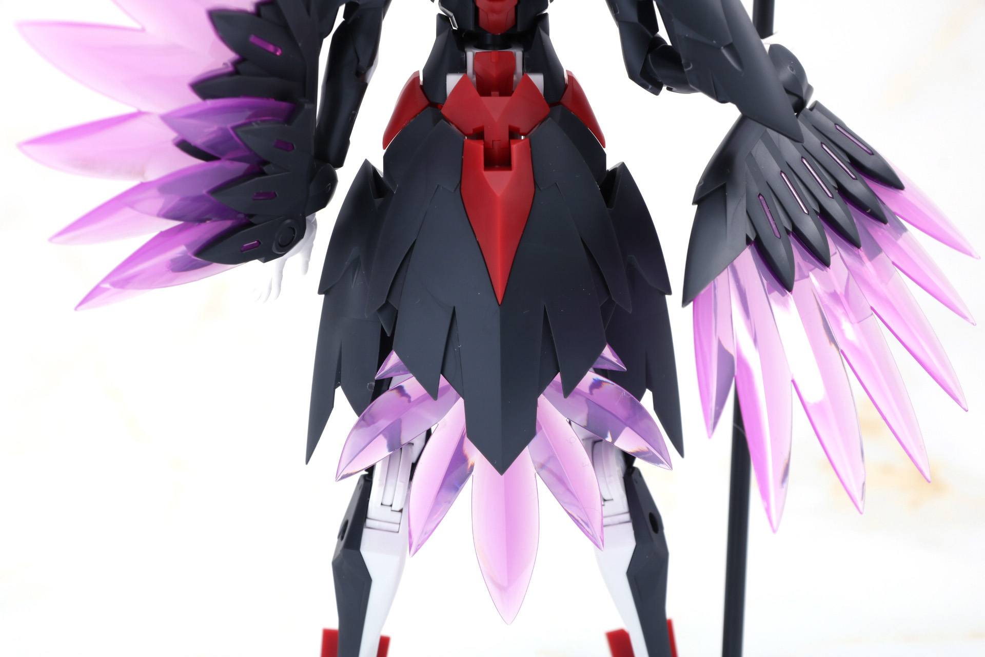 腰のアーマー。内側には団扇をマウントでき、尾羽のようにすることができる