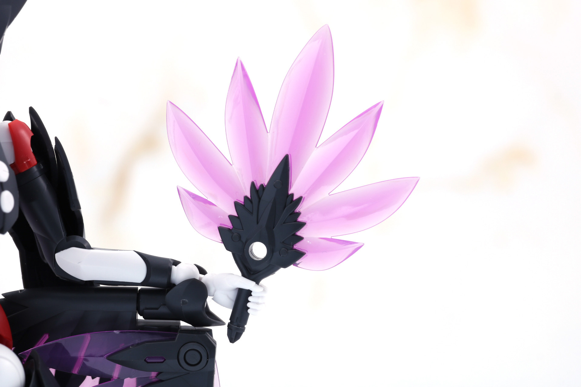 団扇もクリアーパープルで羽部分が表現されている