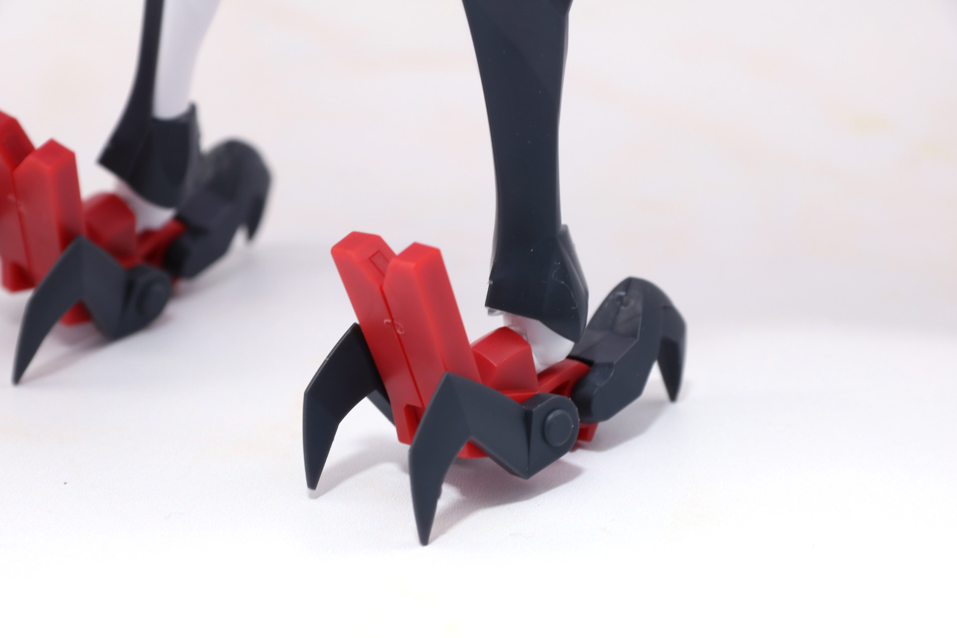 足元は鉤爪を備えたデザイン