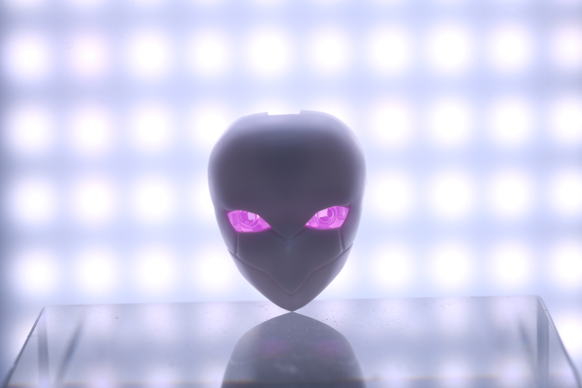 眼球パーツは独立したクリアーパープル。モールドが施され、目の動きもわかりやすくなっている