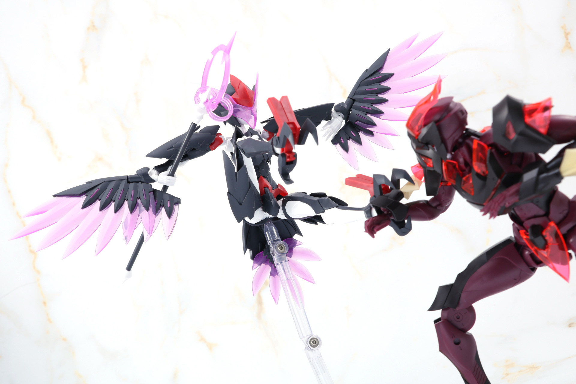 両腕の翼で風を操り、鋭い鉤爪で標的を捉える