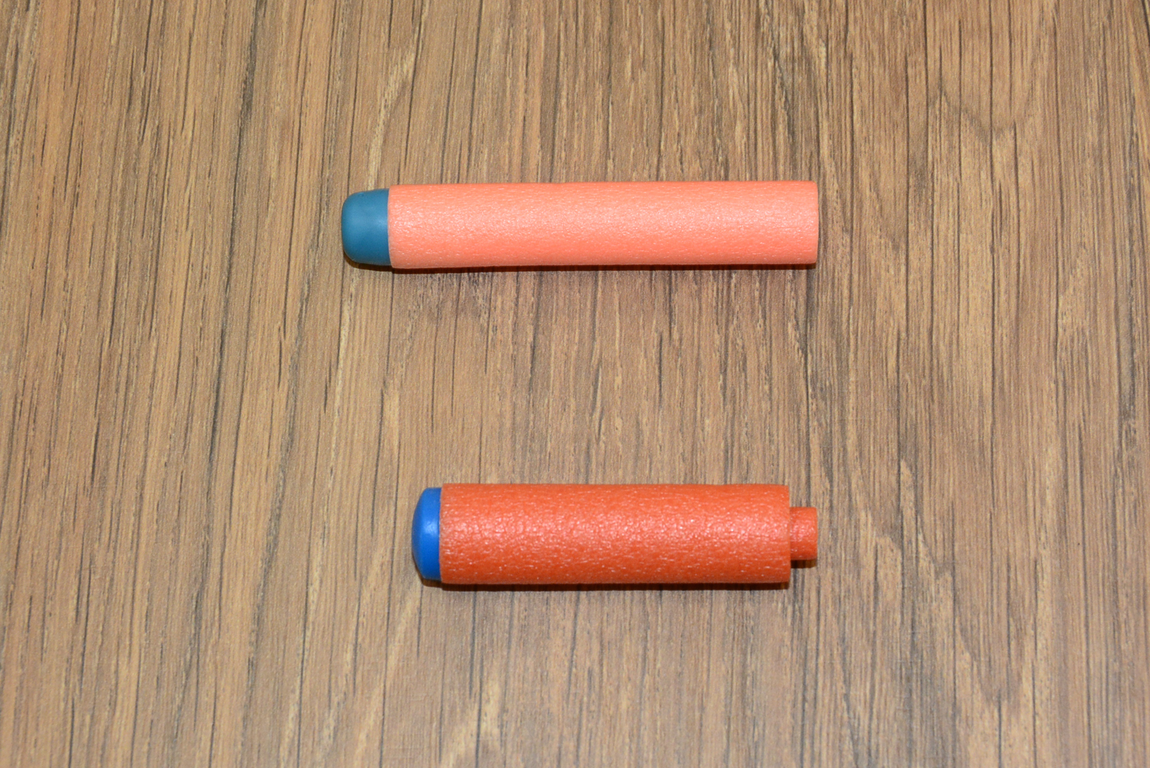 エリートダーツ（上）とN1ダーツ（下）の比較。サイズだけでなくお尻の部分の形状が異なる