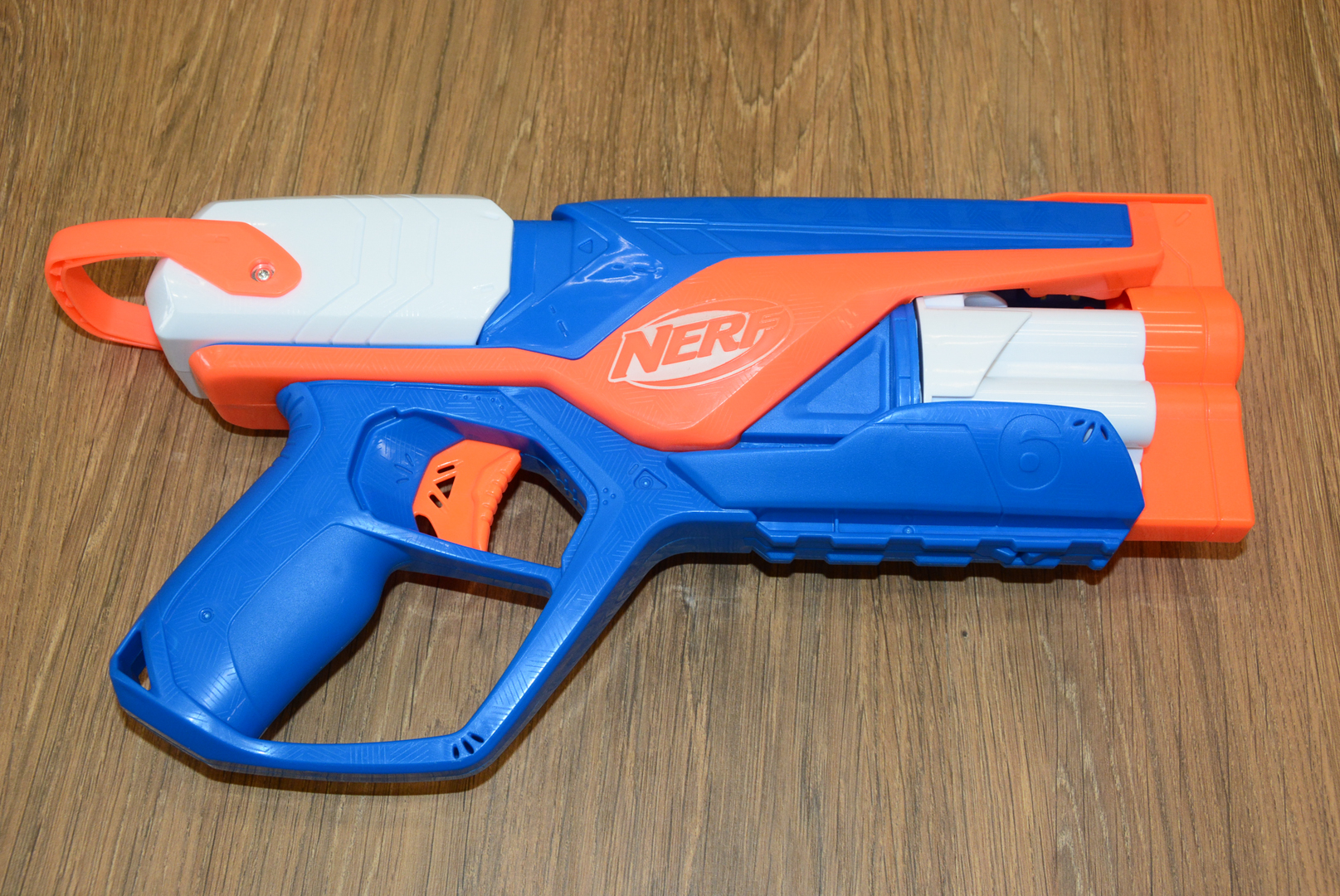 ナーフ Nシリーズのリボルビングブラスター「アジリティ」は2024年7月発売で、価格は2,454円。ナーフといえば、この形を想像する人も多いだろう