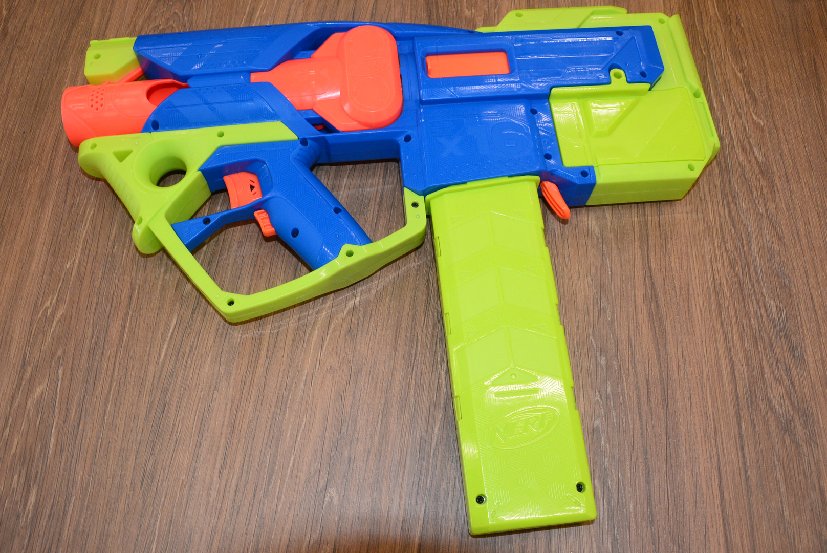 「スプリンター」は2024年7月発売で、価格は5,818円。ダーツクリップ式の電動ブラスター。プルバップ方式なのも気が利いている