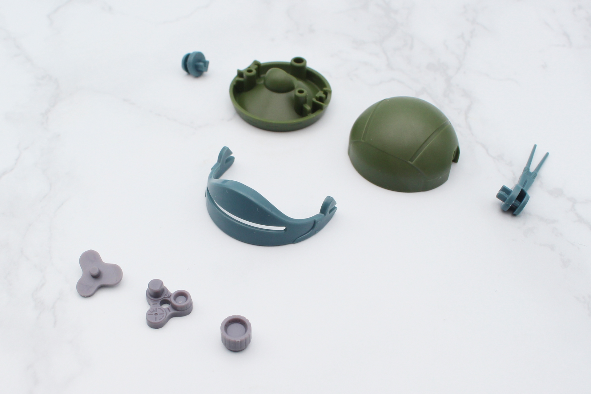 頭部の組み立て。レンズにはプラスチックシールを貼る