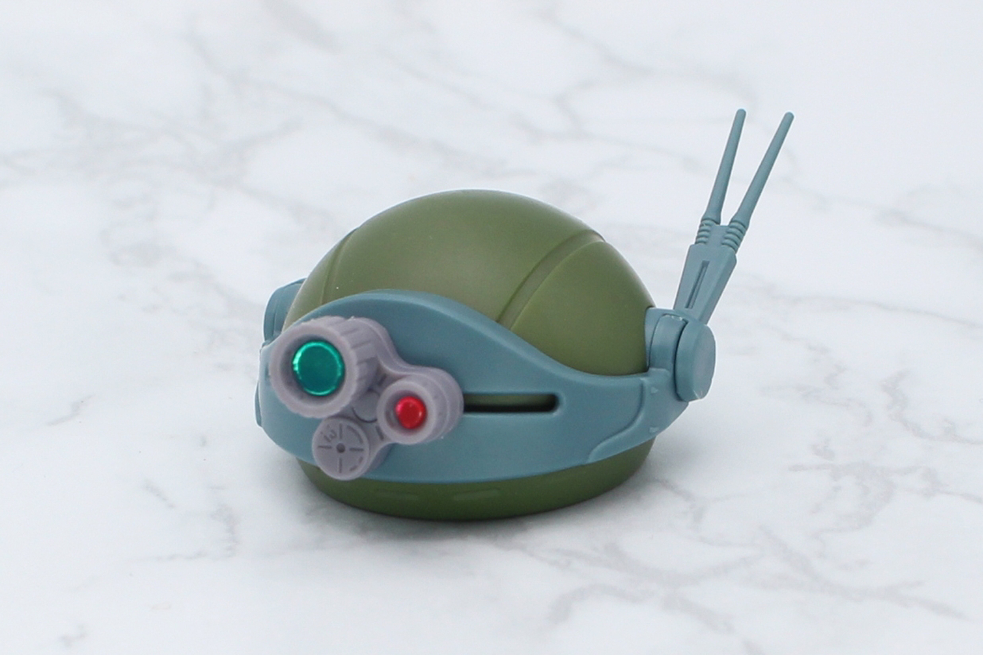 頭部の組み立て。レンズにはプラスチックシールを貼る