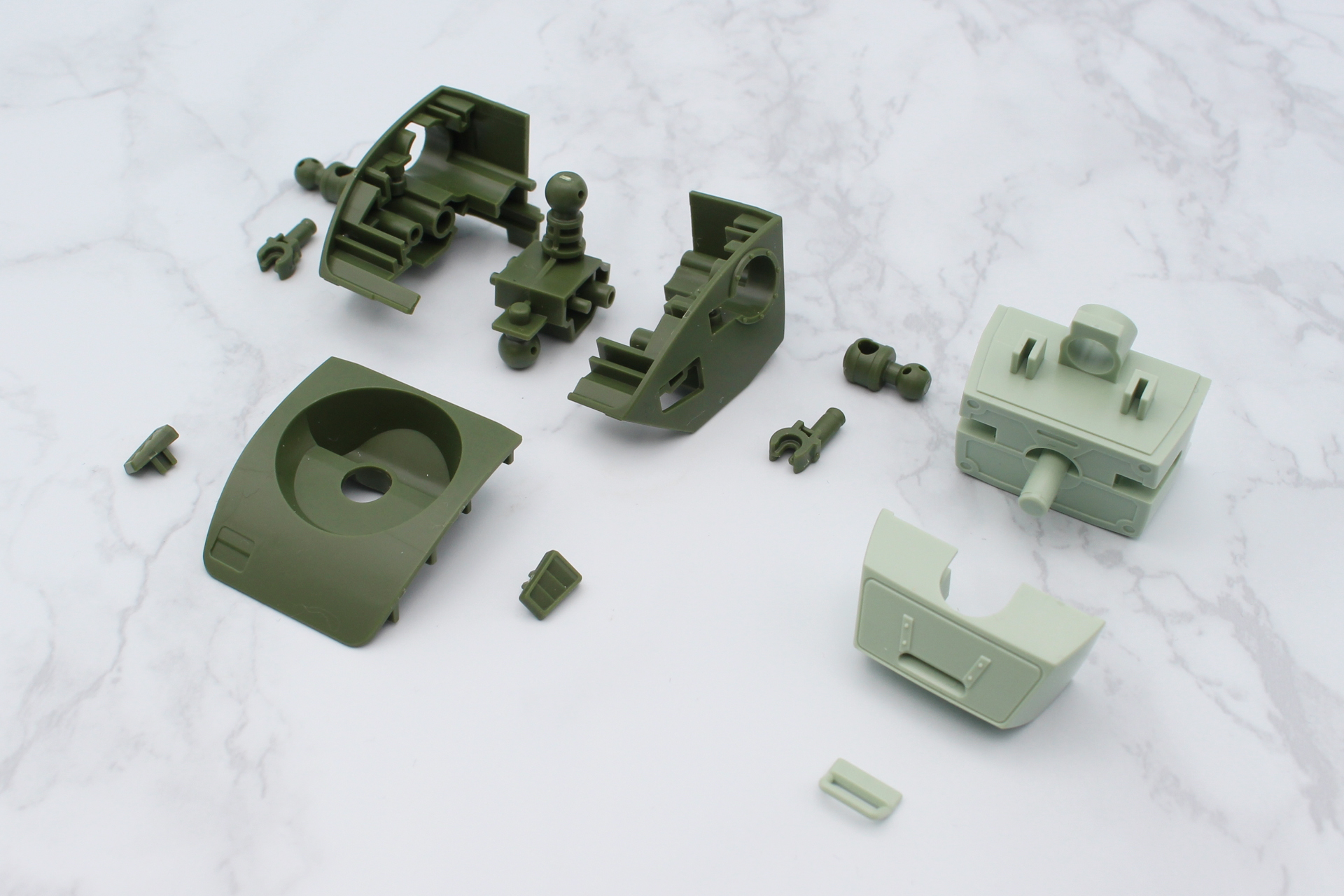 胸部の組み立て。腹部は脇に武装を取り付けるためのダボ穴がある形状