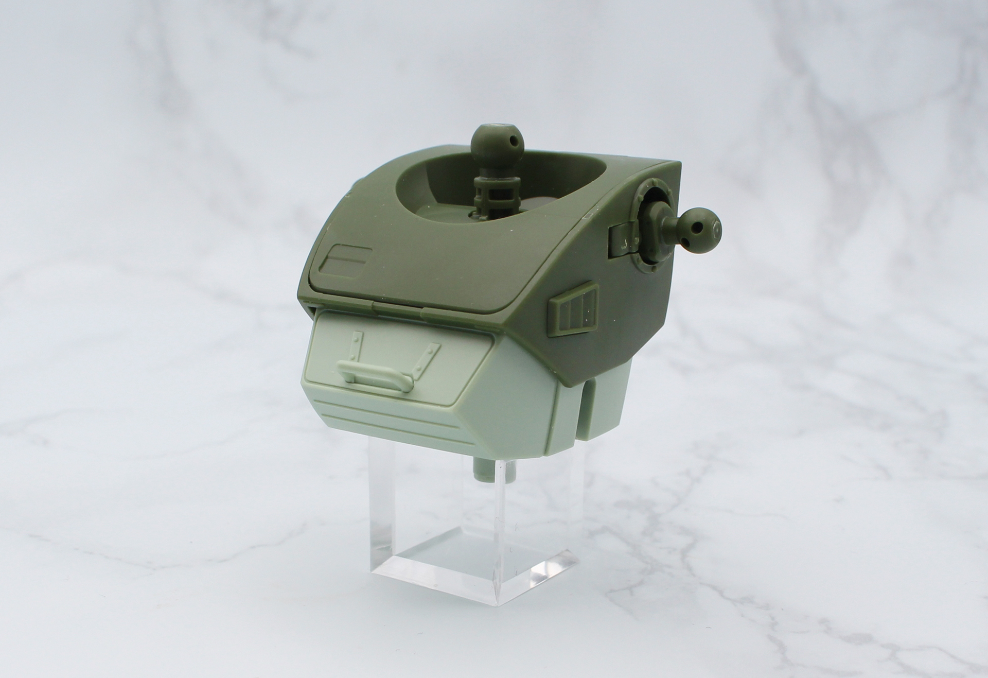 胸部の組み立て。腹部は脇に武装を取り付けるためのダボ穴がある形状