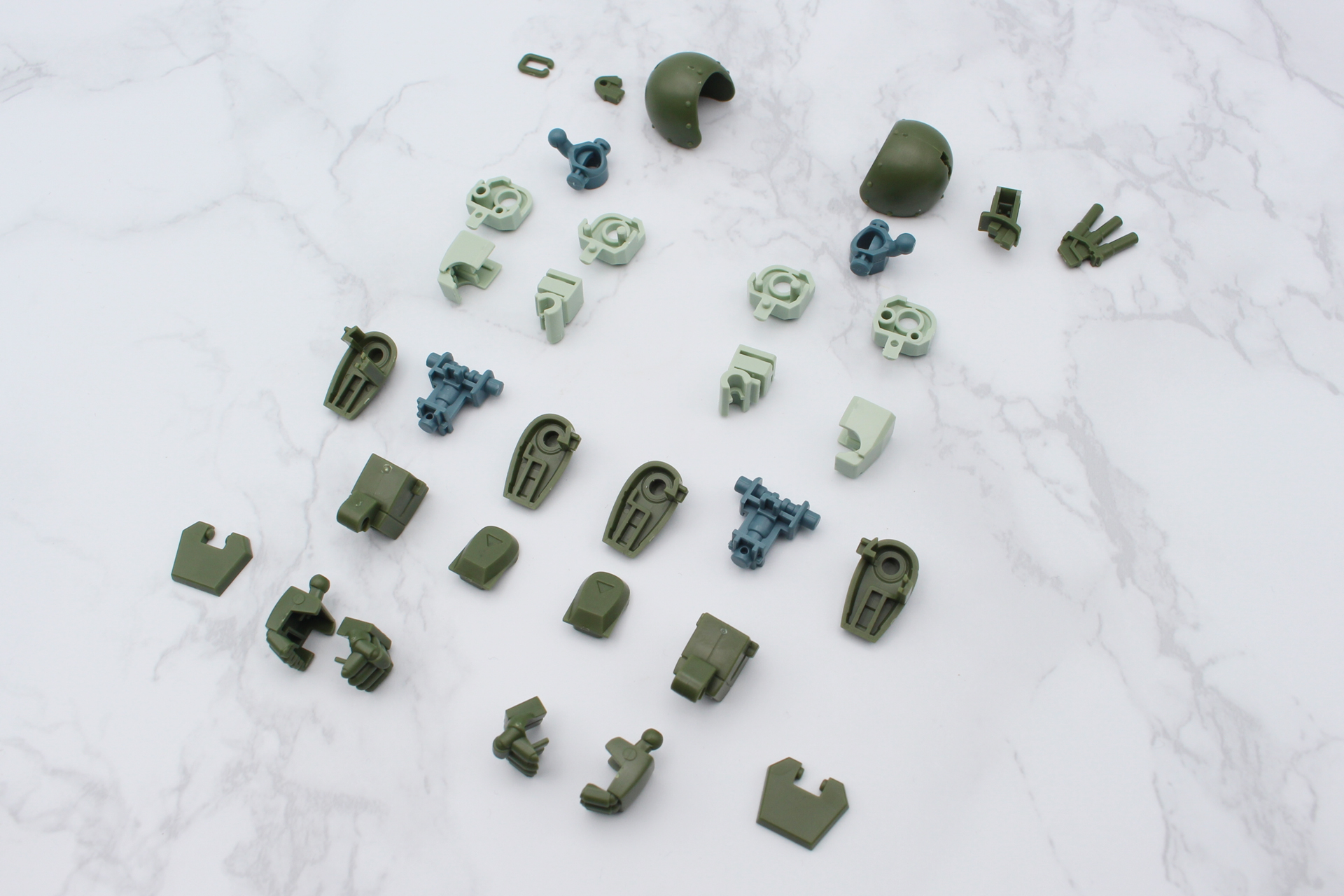 腕のパーツ群。後ハメも可能な設計で塗装もしやすい