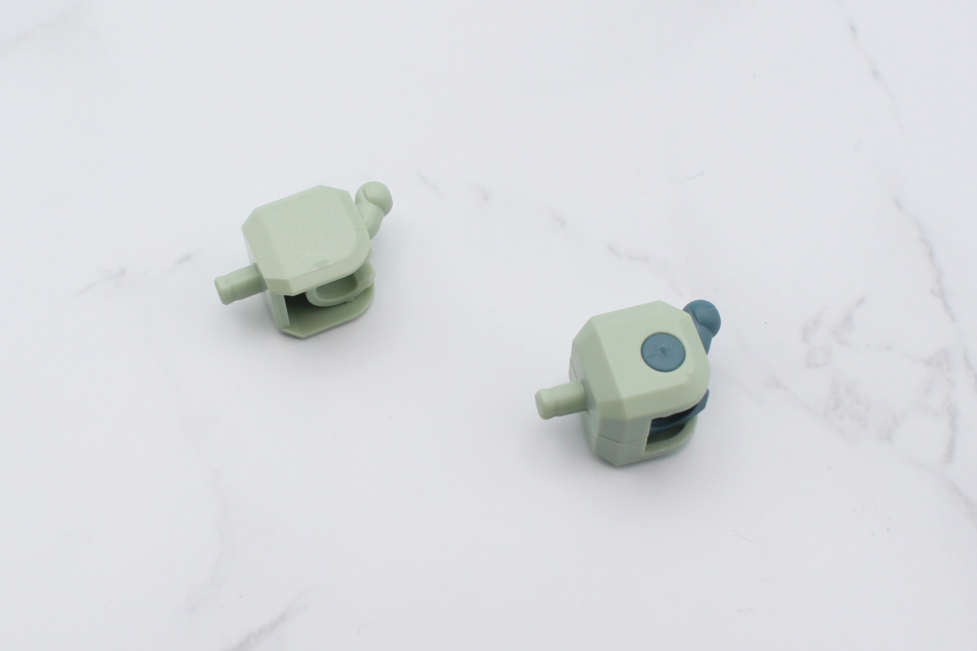 肩の組み立て。左が旧パーツで、新しいパーツは3パーツで構成。青い部分のジョイントがスイング可動する