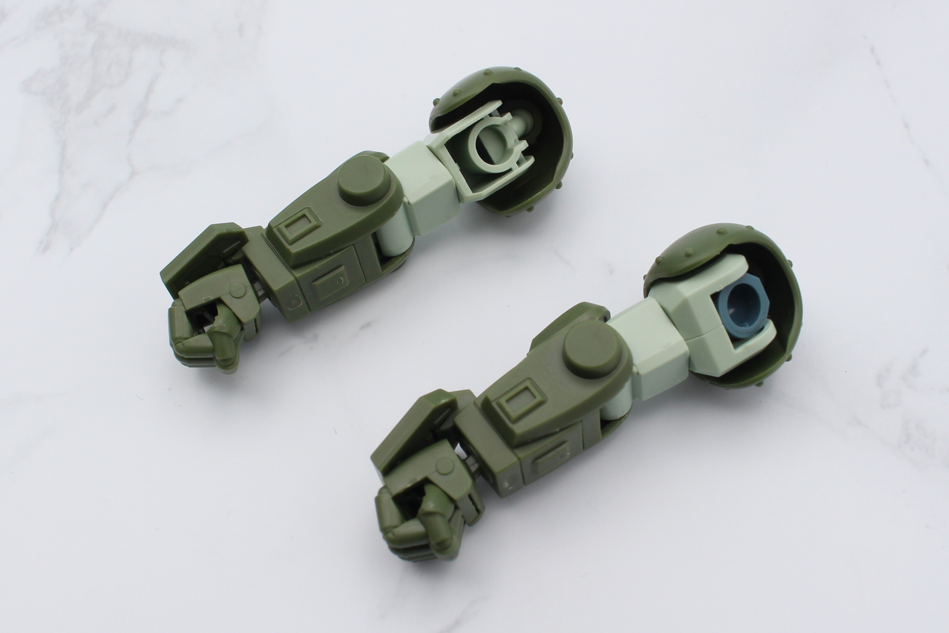 右が完成した右腕。左上は「HG スコープドッグ」のもので、肩の内部がこのように違う