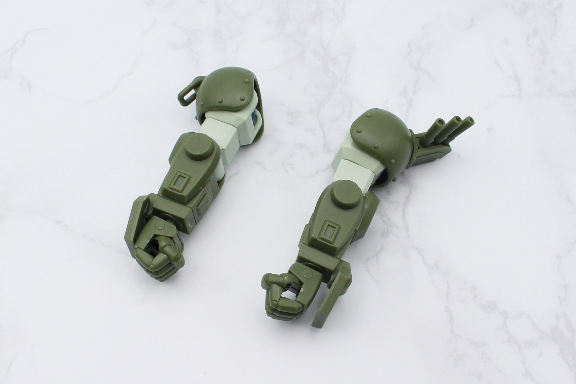 スモークディスチャージャーが装備された左腕も組み立てて完成