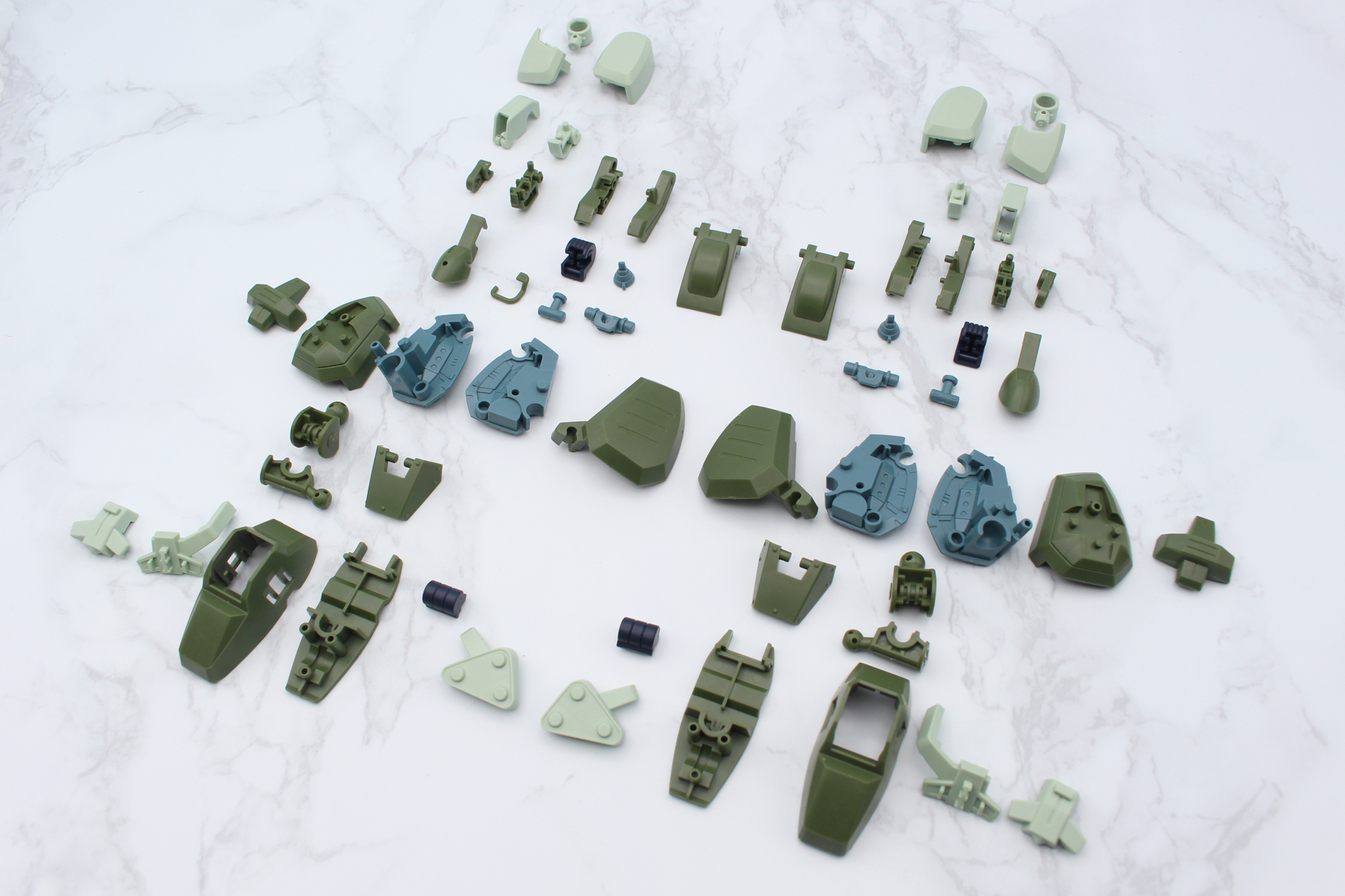 脚部のパーツ群。数が多いので、片足から順に組み立てよう