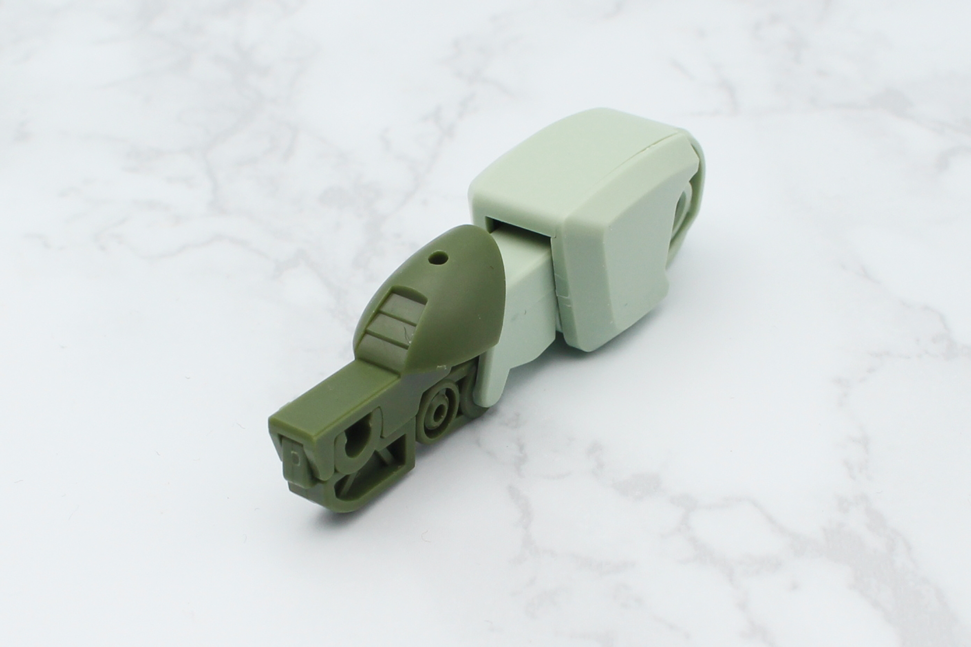 脚部の組み立て。膝から上は「HG バーグラリードッグ」のものとほぼ同じ構造だ