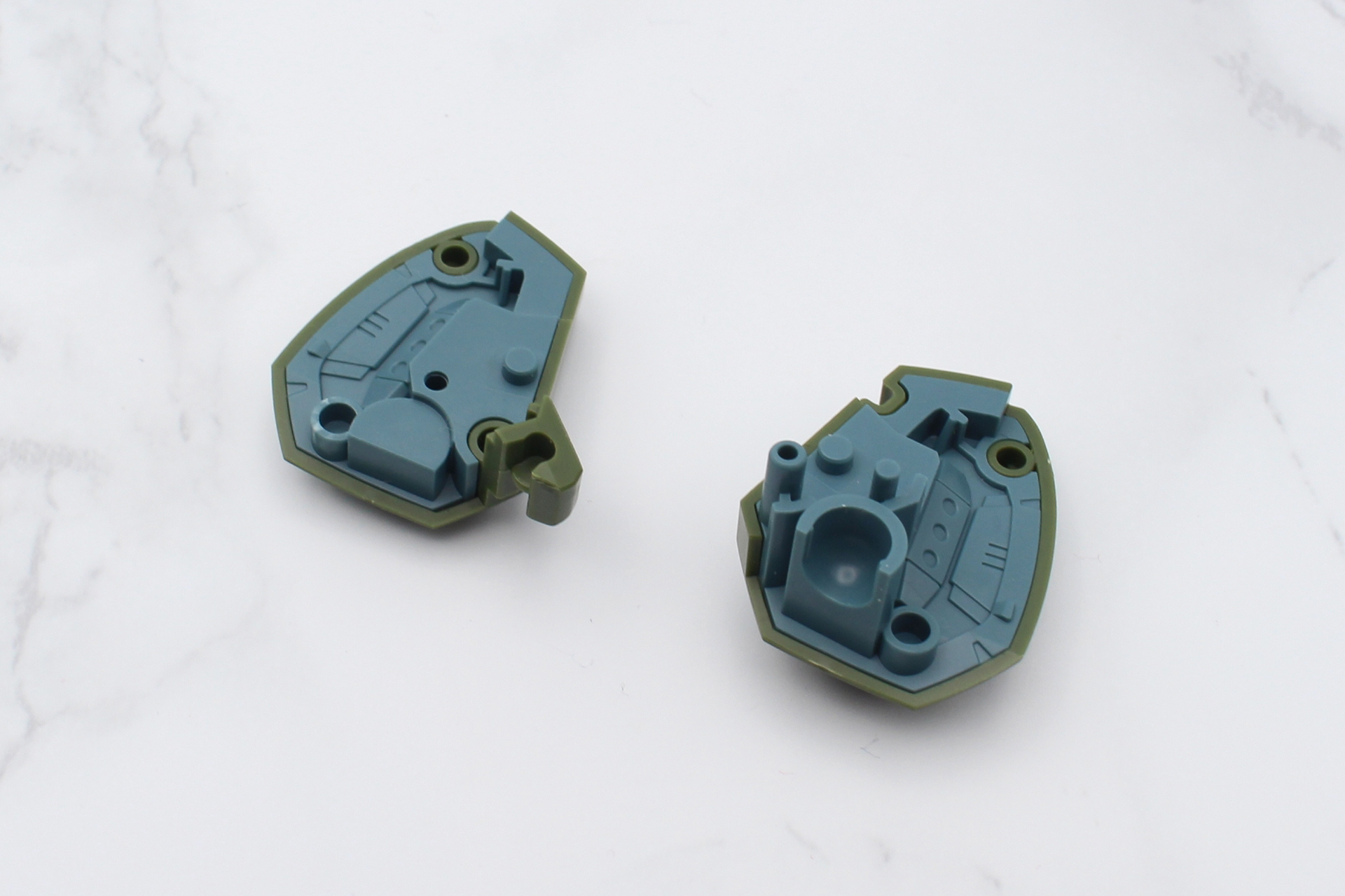 脛の組み立て。左右の装甲に内部パーツを取り付ける