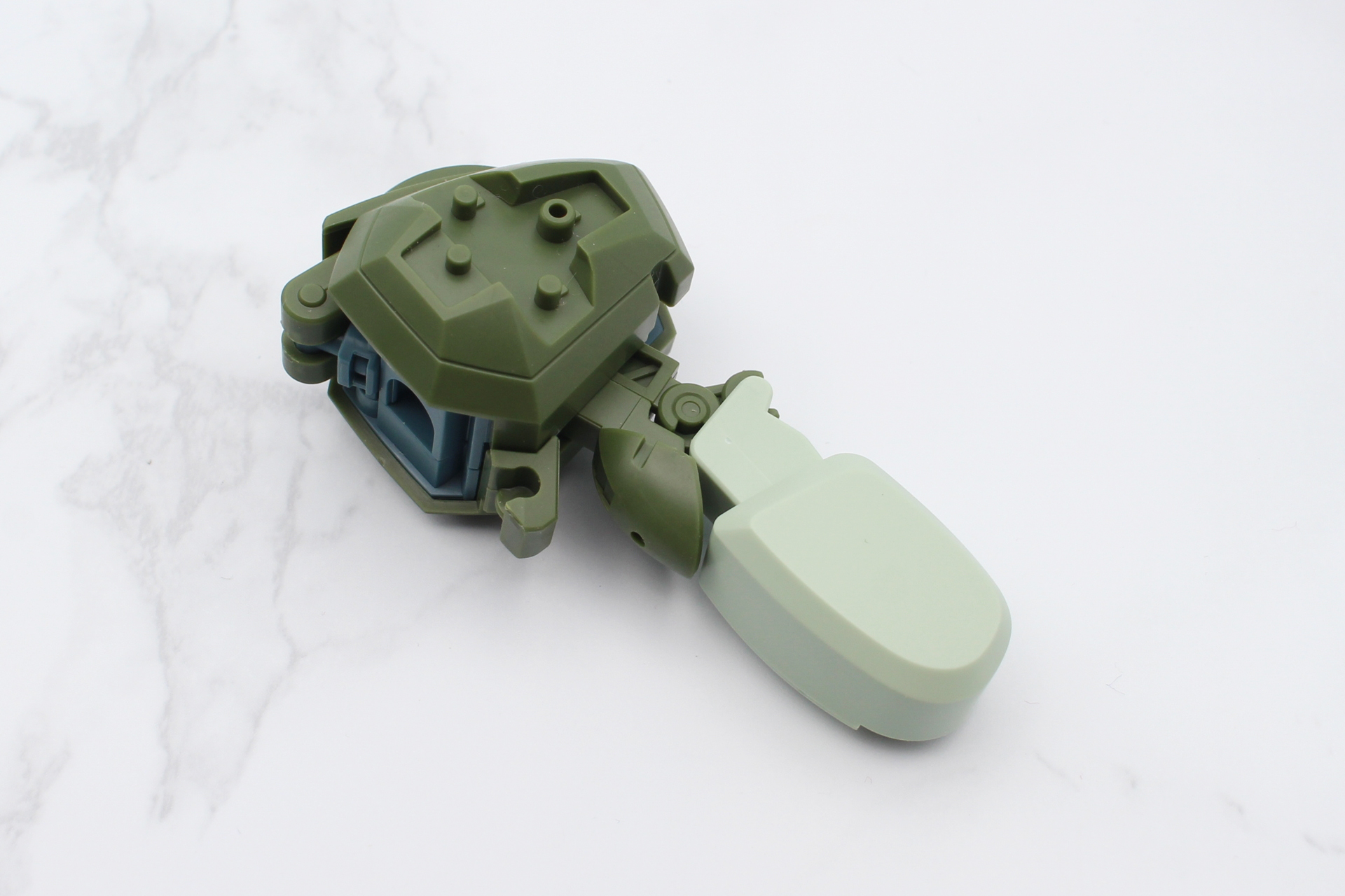 脚部を取り付けて、装甲で挟み込む