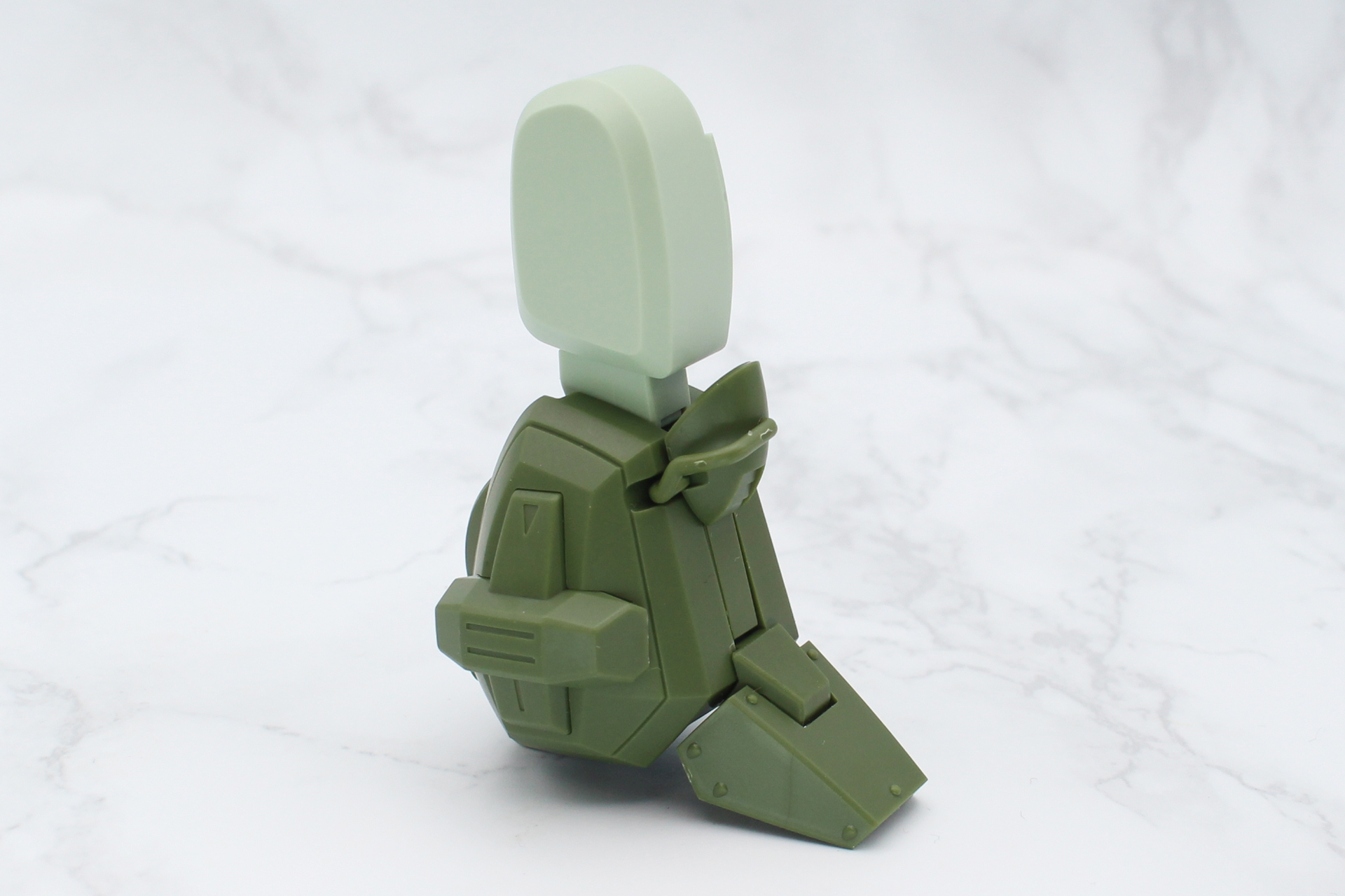 各所の装甲と膝のステップ（右脚のみ）を取り付ける