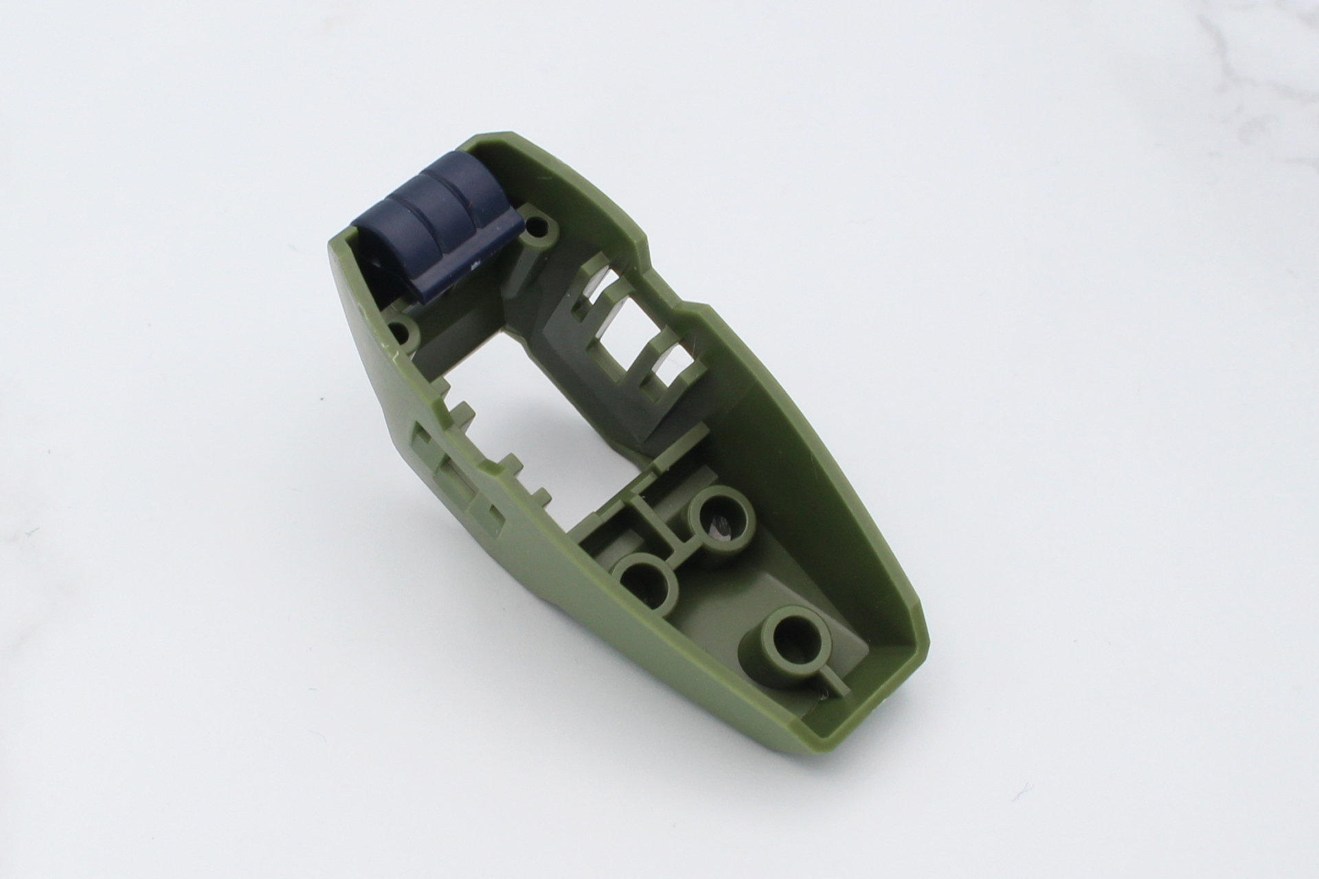 足首の組み立て。かかとにローラーを取り付ける