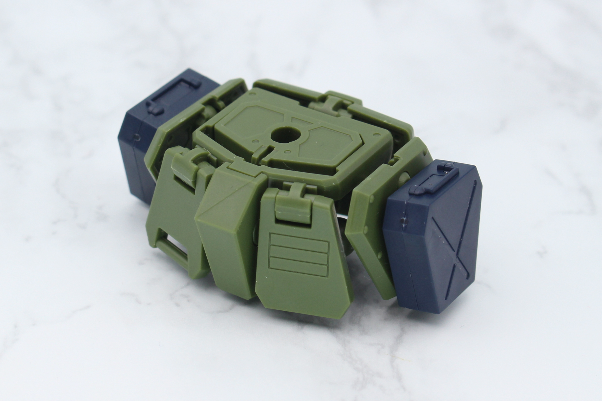 腰部を組み立てる。こちらも「HG バーグラリードッグ」で採用された新規の構造だ