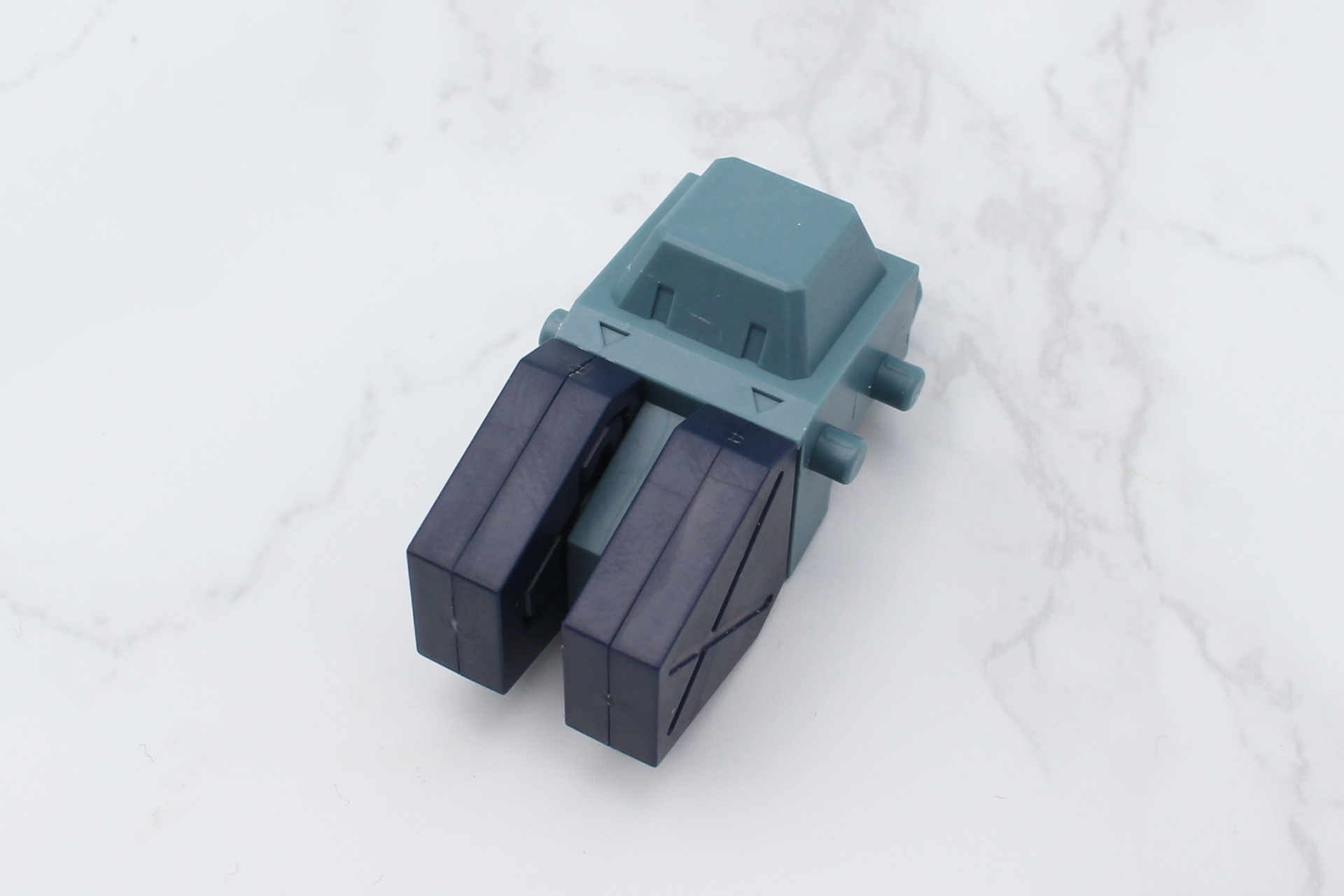 ミッションパックの組み立て。予備マガジンを挟み込んで組み立てる