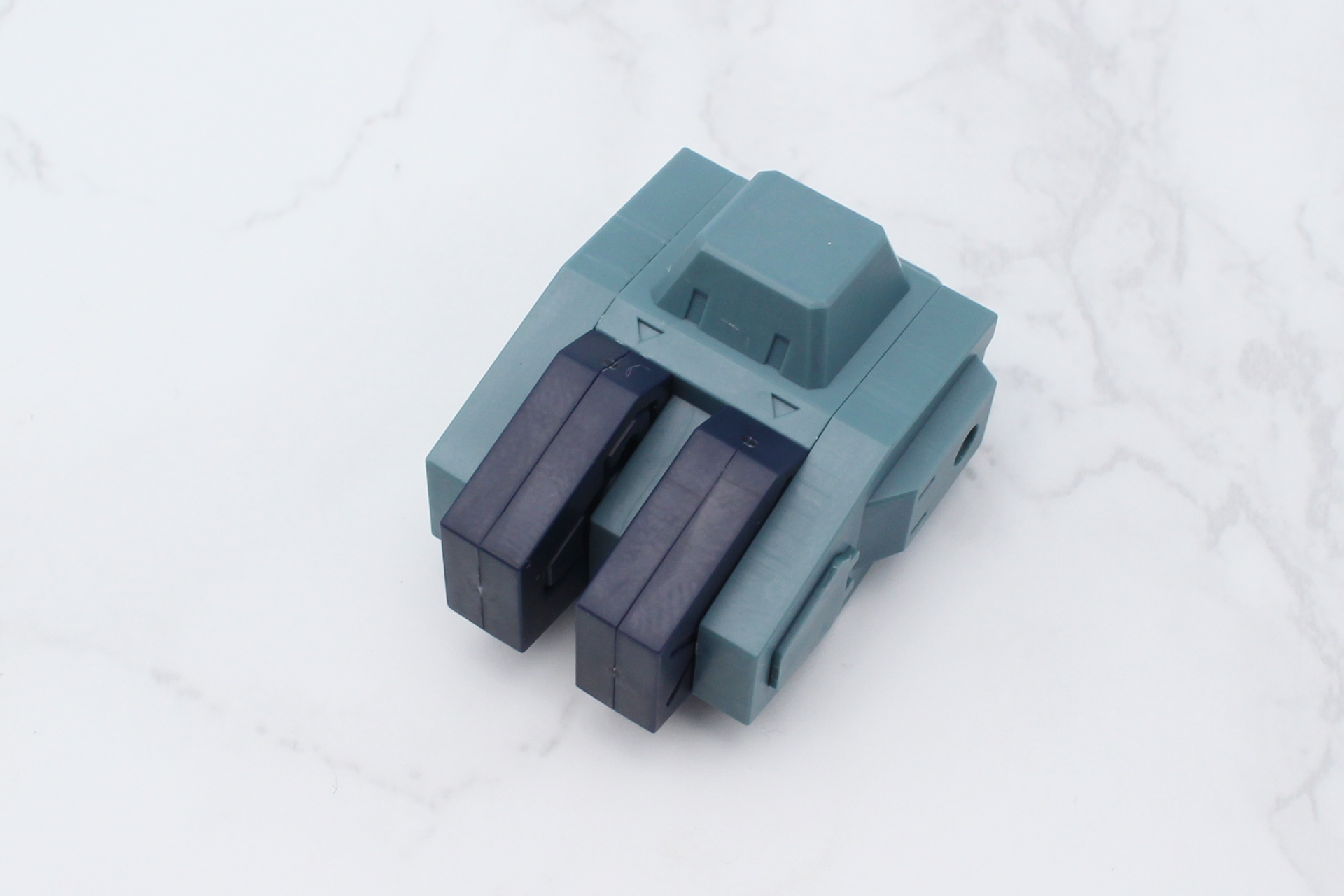 ミッションパックの組み立て。予備マガジンを挟み込んで組み立てる