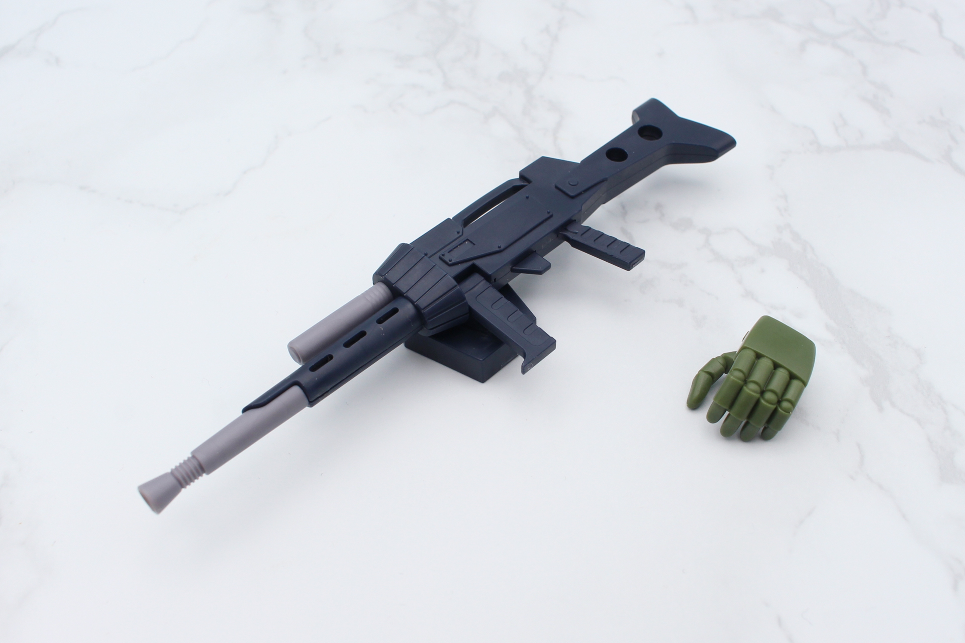 ヘビィマシンガンと左の持ち手を組み立てる