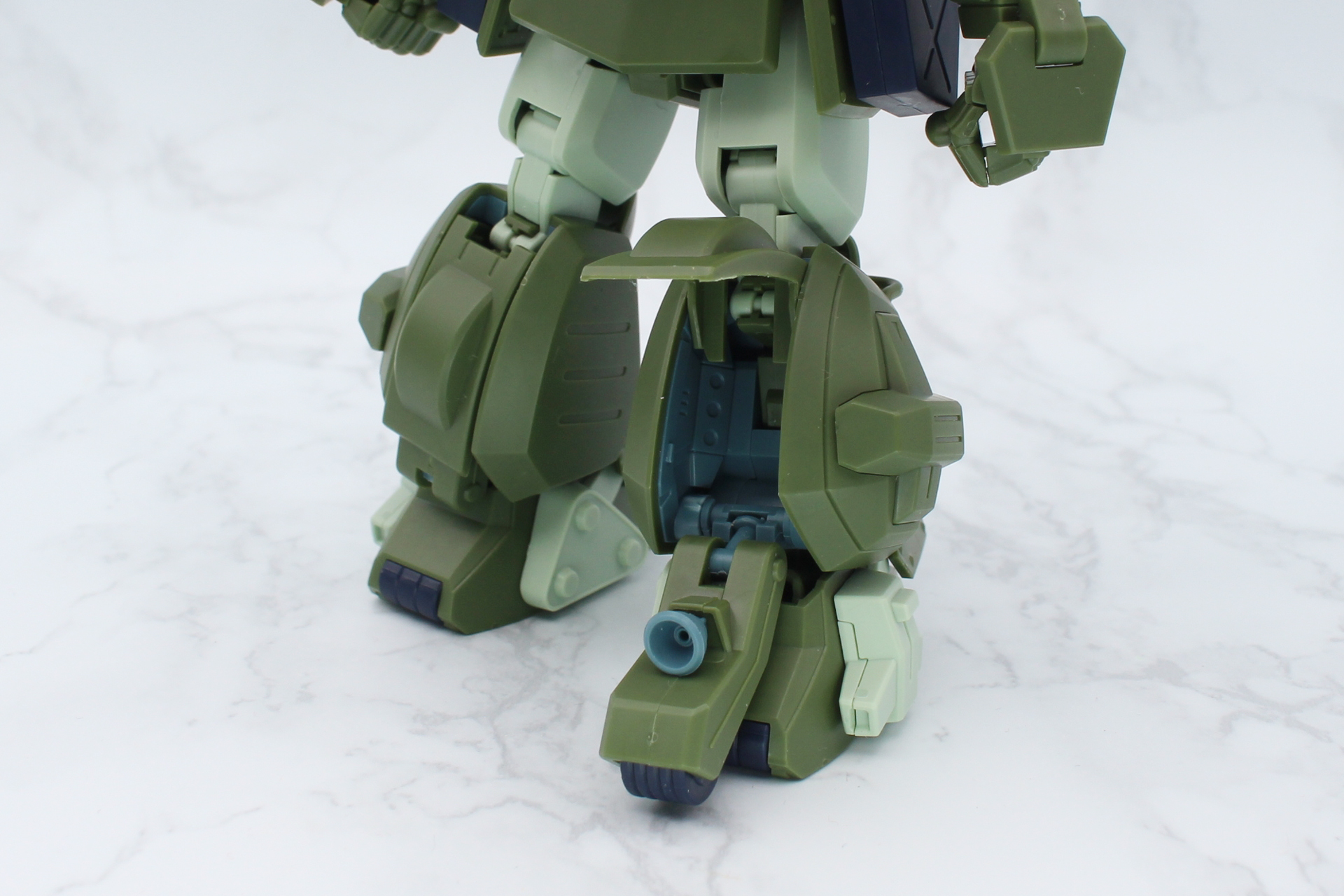 ハッチを開けるとユニットがわずかにせり出してくるので、あとは指で引き出す