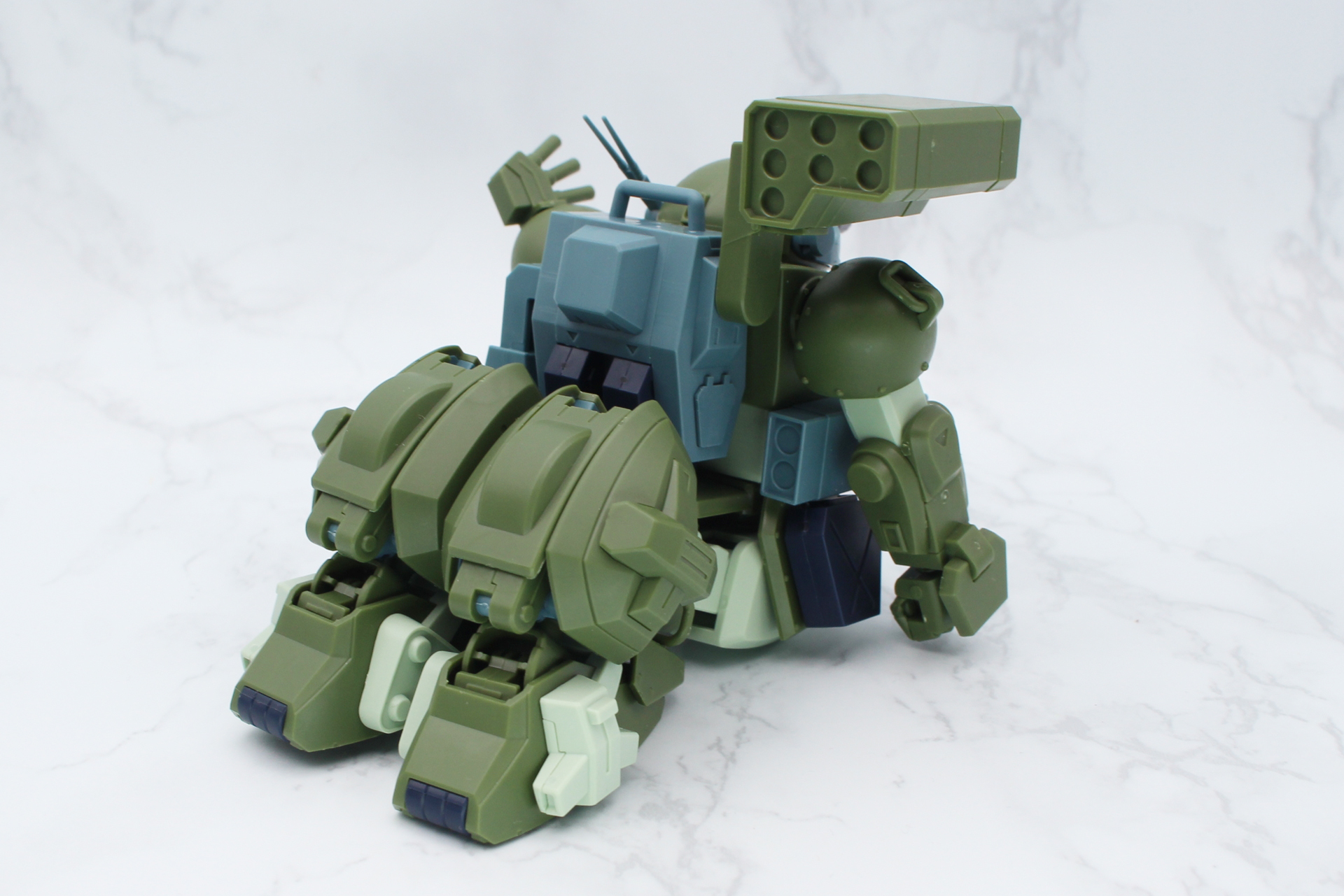 降着ポーズはミッションパックと武装を装備したまま、これまで同様に脚部を折り曲げるだけで行える