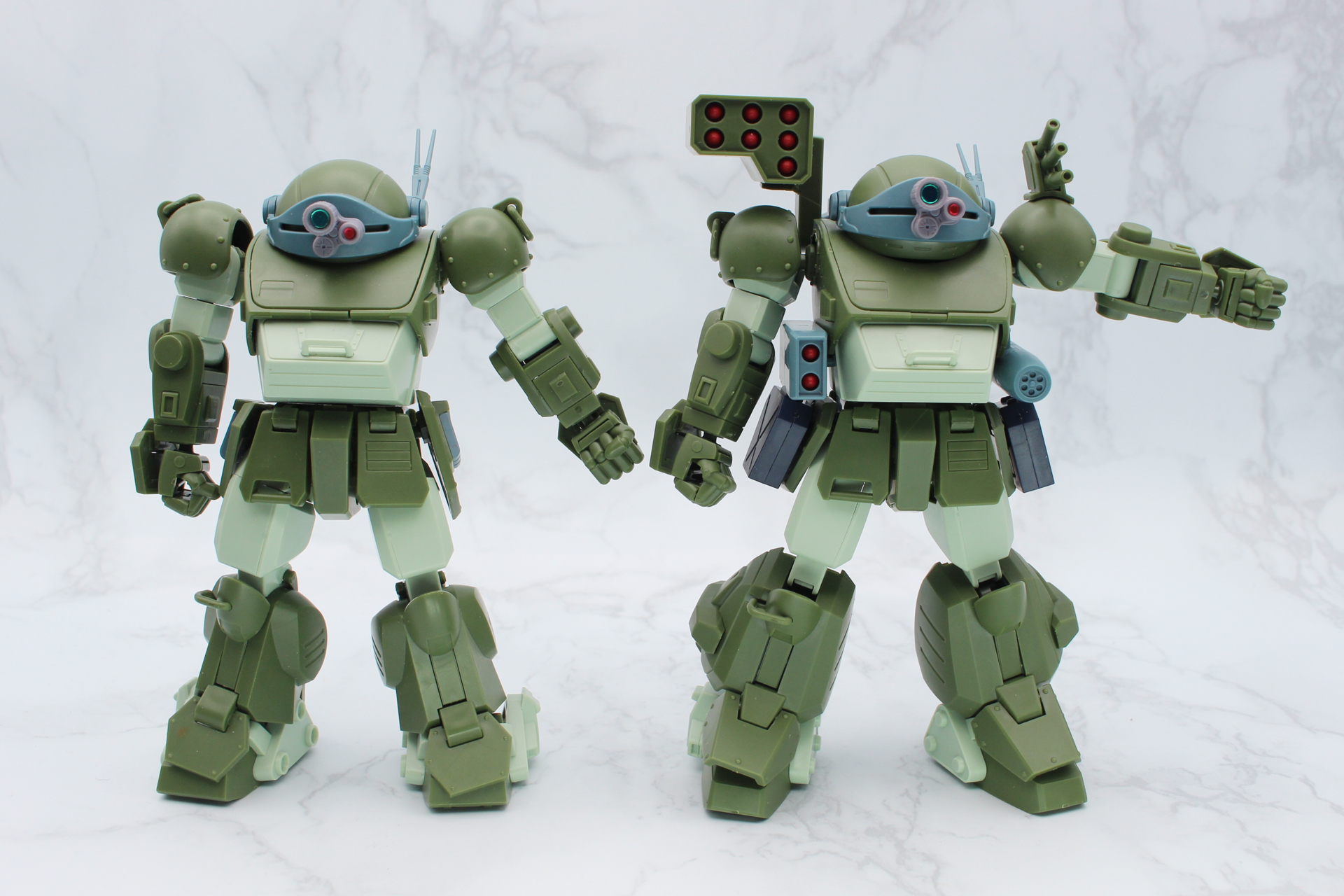 「HG スコープドッグ」（左）は腕をこれ以上上げると肩アーマーが外れてしまうが、ターボカスタムは内部ジョイントの角度を調整すれば真横まで上がる