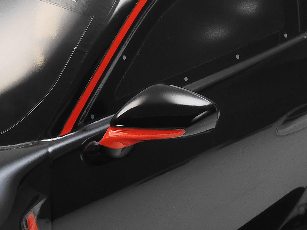 空力に優れたサイドミラーは樹脂製の別パーツ。アクセントとなるレッドカラー部分はステッカーを用意。