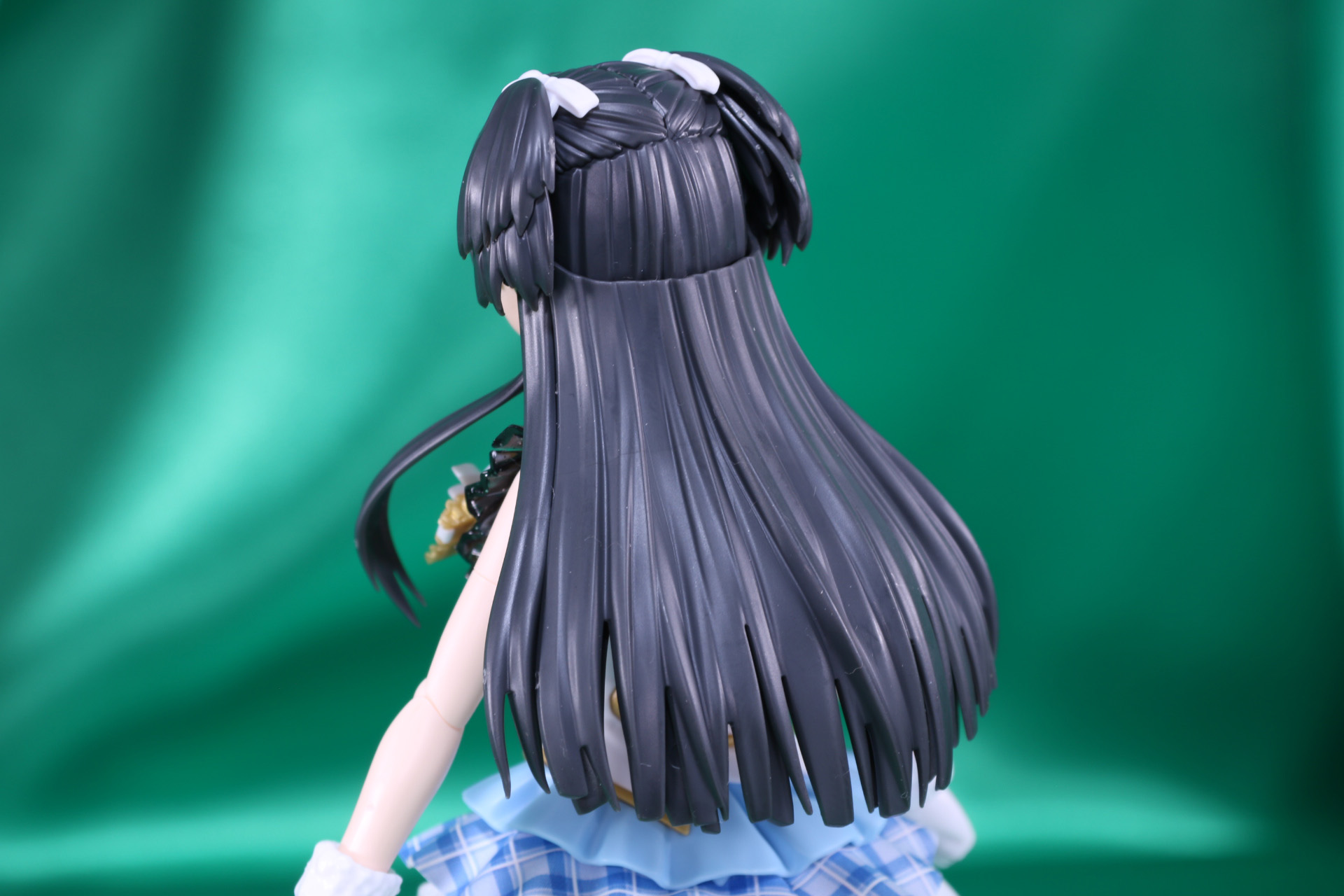 腰まで伸びた後ろ髪の流れや結わえた髪の流れも造形されている