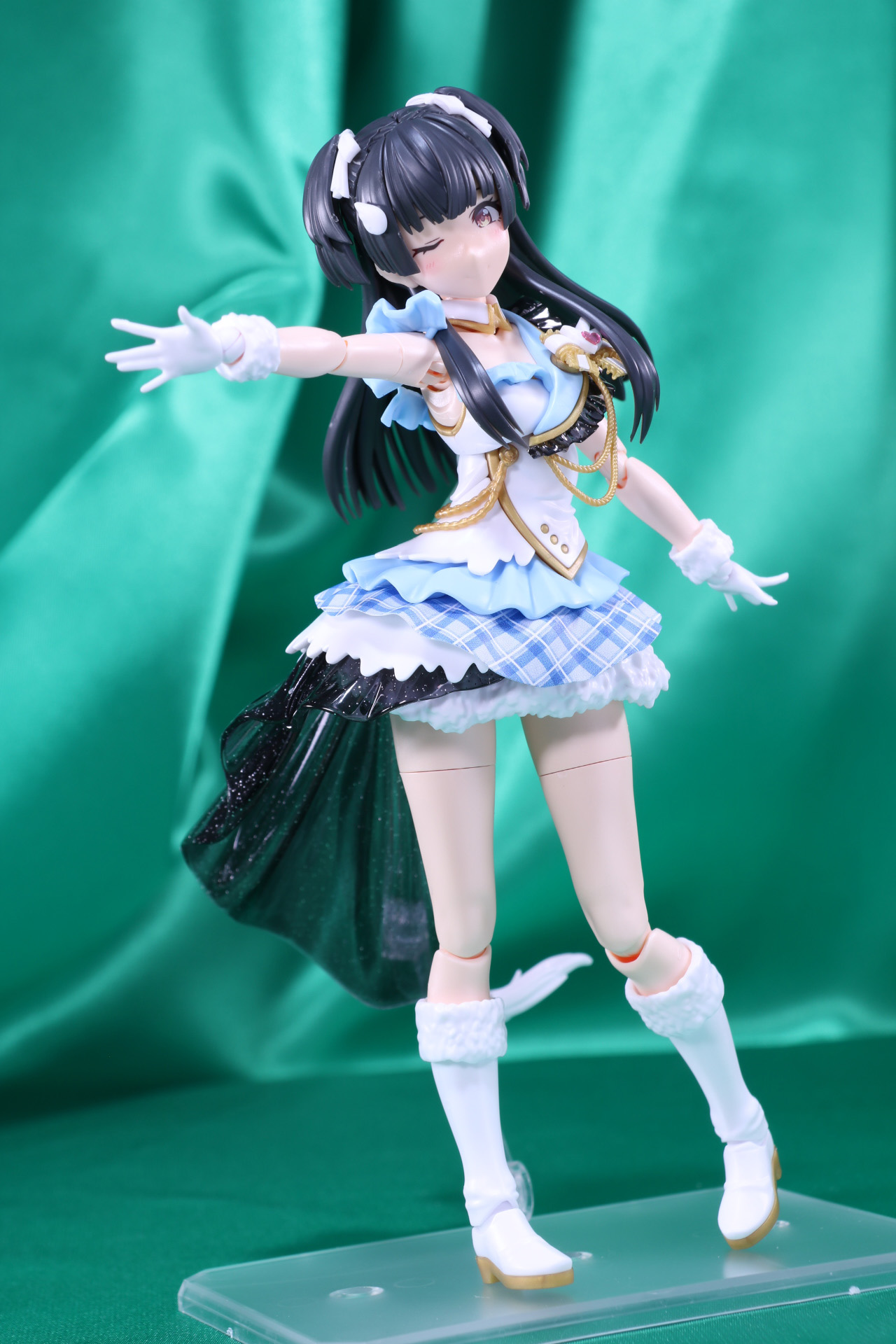 大きく腕を広げたポーズ